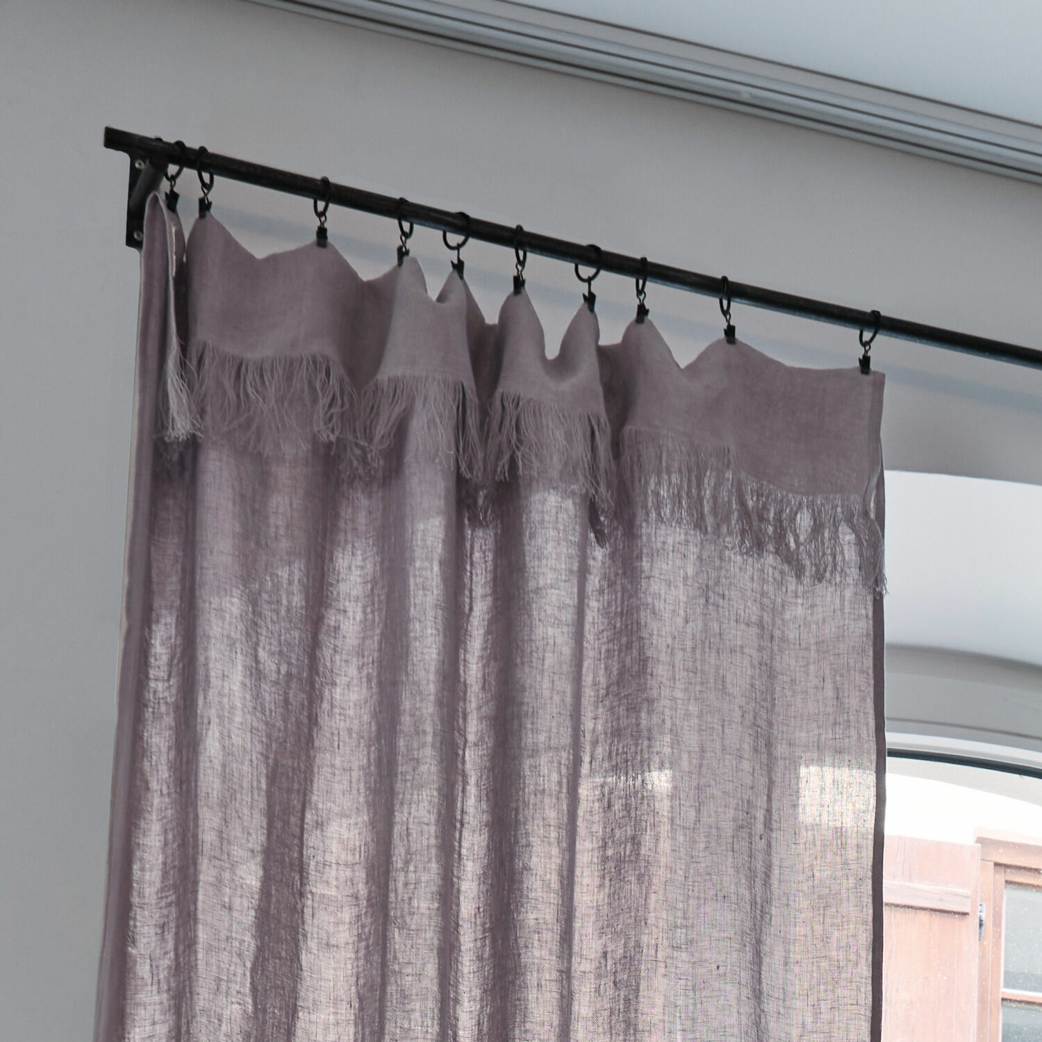 Rideau violet en lin avec franges sur tringle métallique, décoration de fenêtre élégante