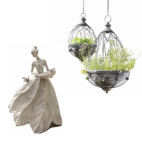 Decoratief vrouwenbeeld van bladeren en twee hangende metalen bloempotten met groene planten