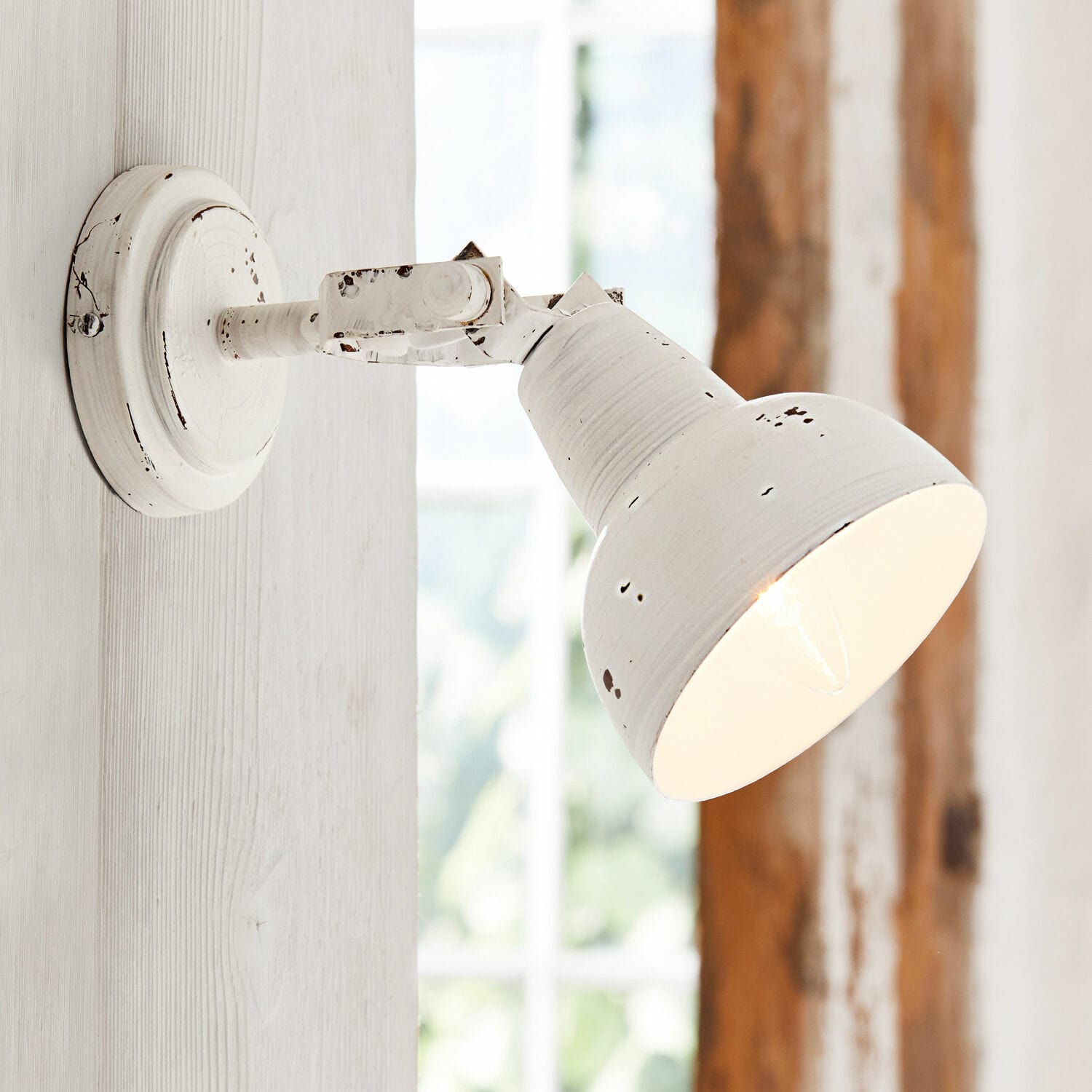 Wandlamp Rieke Witte metalen wandlamp in vintage stijl met verstelbare kap, rustieke binnenverlichting