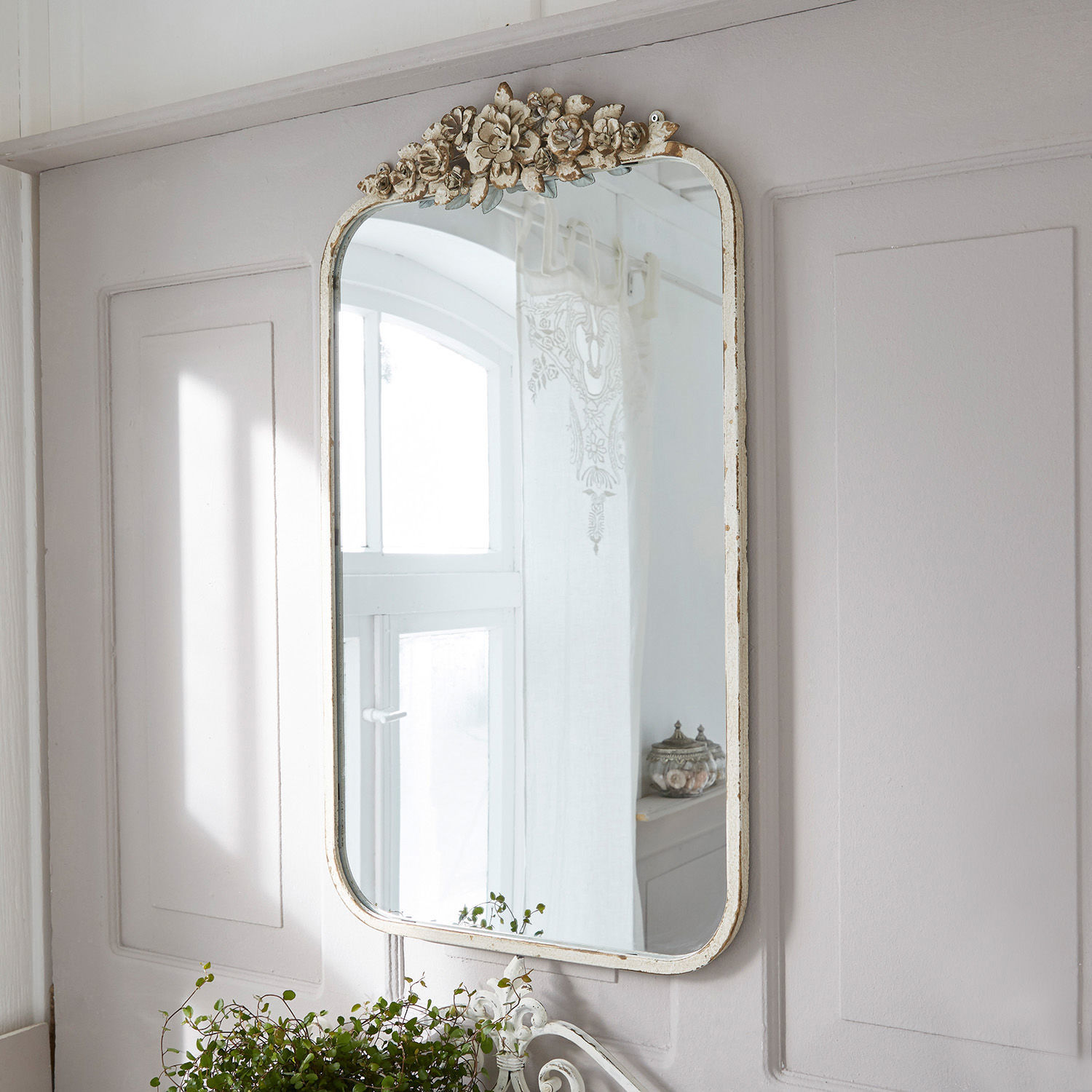 Miroir Veilleures Miroir mural décoratif avec cadre blanc vieilli et ornement floral, style vintage élégant
