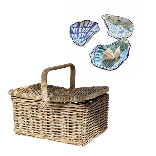 Picknickmand van natuurlijk riet met decoratieve blauwe keramische borden
