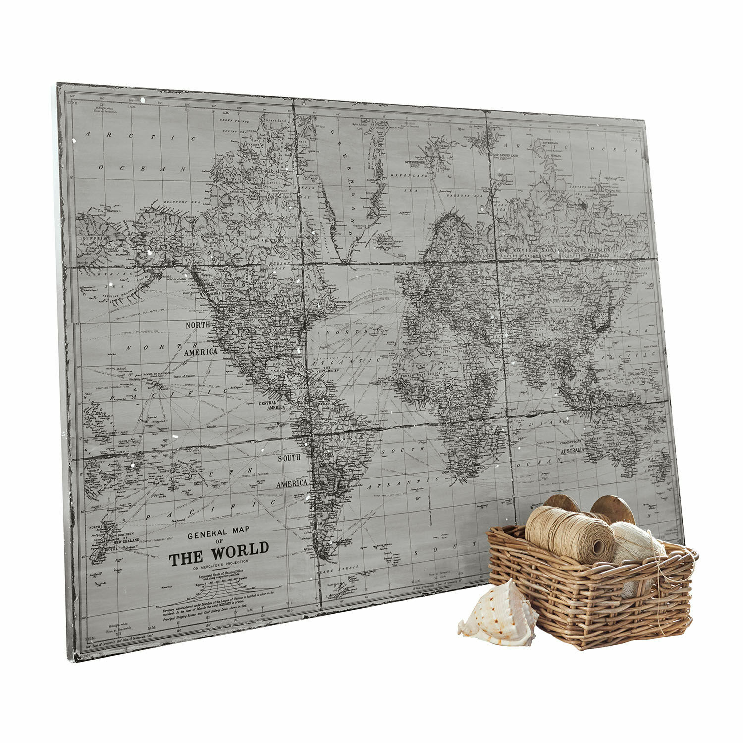 Tableau Macolin Carte murale vintage grise du monde avec panier en osier contenant des bobines de ficelle et une coquille