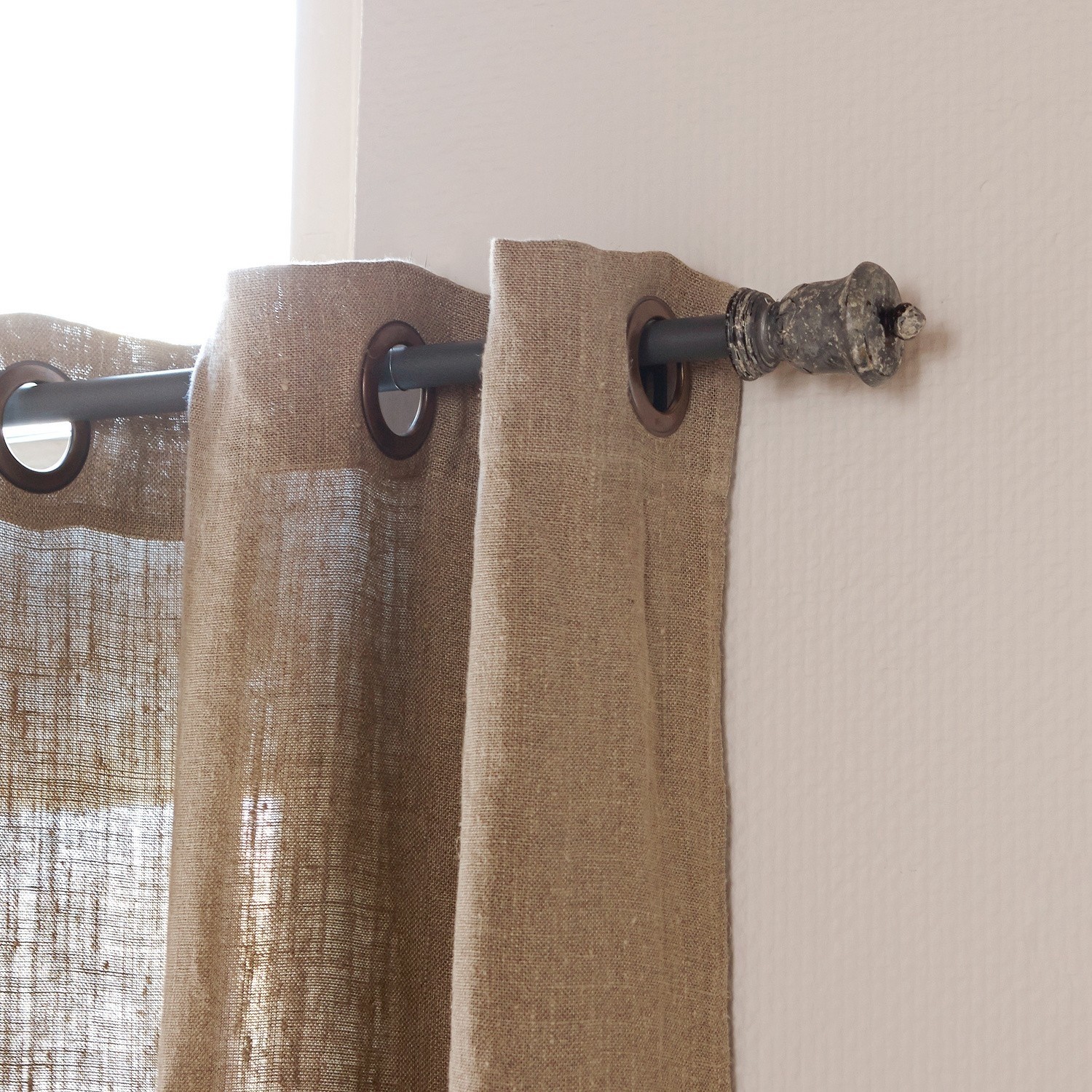 Gordijnroede Rachael Beige linnen gordijn aan metalen roede met decoratieve eindkap voor raamdecoratie