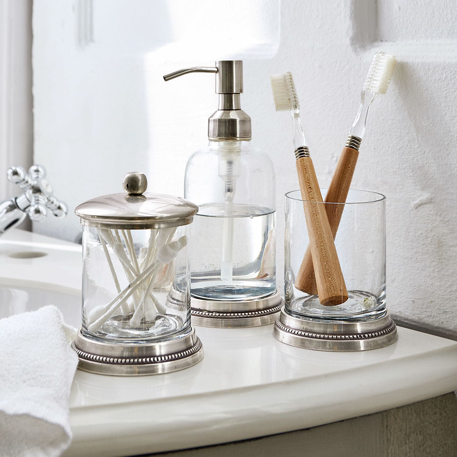 Badset Drinapoly Glazen badkameraccessoires met metalen accenten op witte wastafel met bamboe tandenborstels