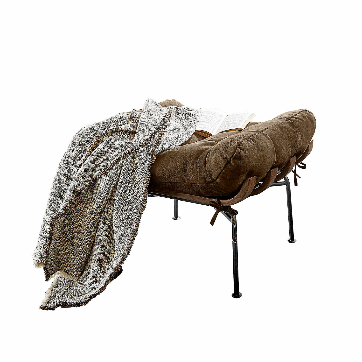 Footstool Horraine Bruine leren stoel met metalen poten, grijze deken en open boek op de zitting