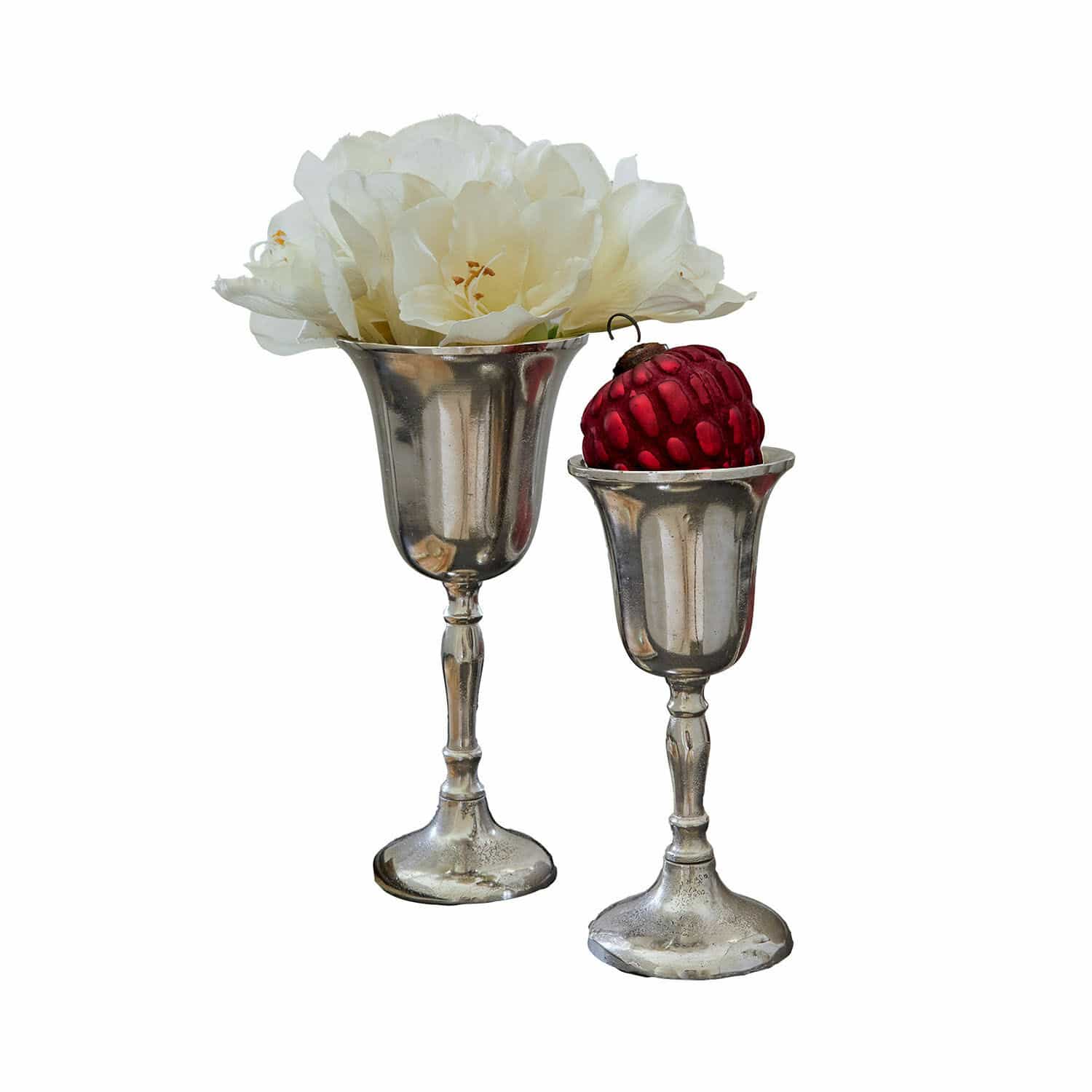 Lot de 2 vases Solérie Deux coupes décoratives en métal argenté avec fleurs blanches et pomme rouge décorative