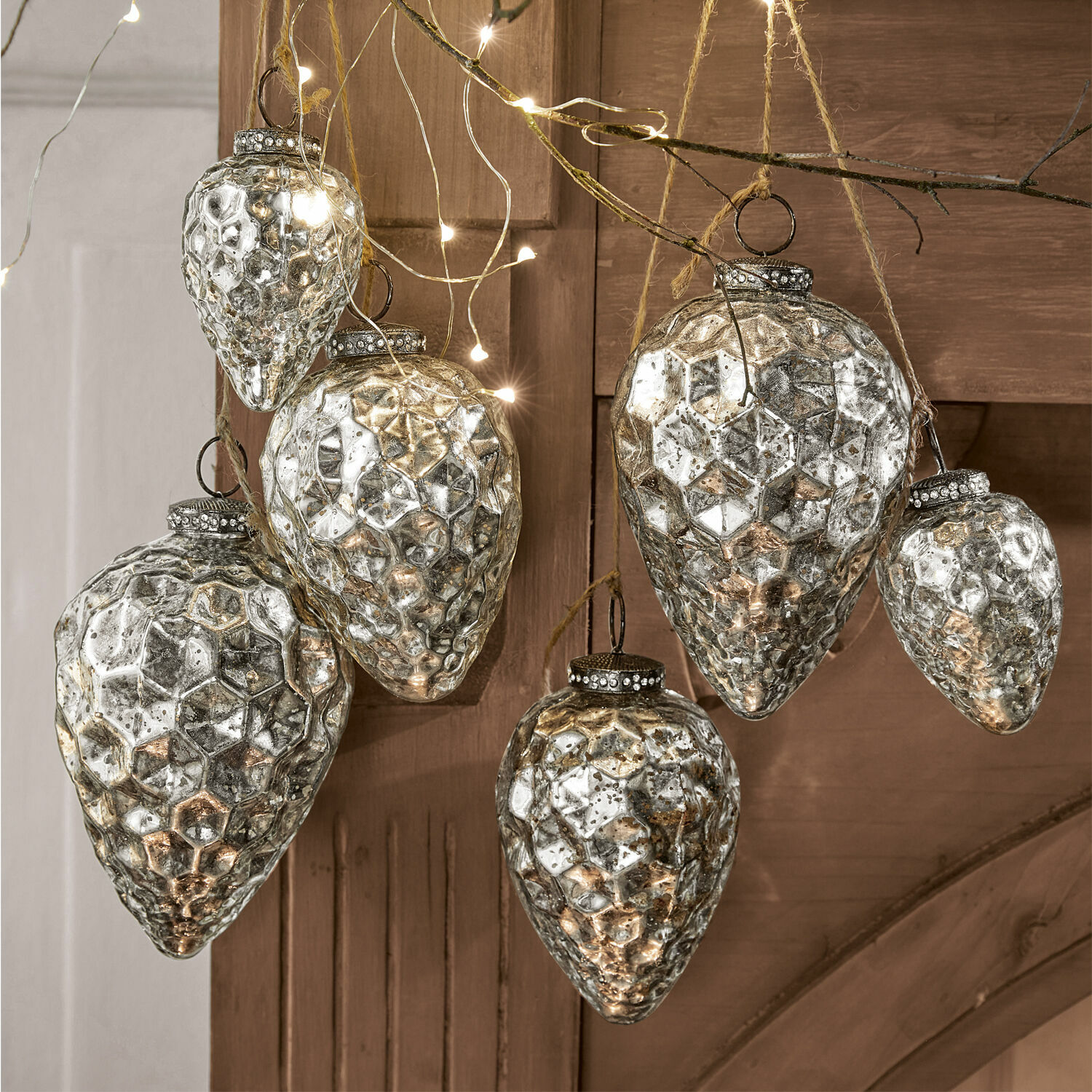 Lot de 6 décorations de Noël Colin Ensemble de six décorations de Noël en verre argenté avec texture alvéolée, décoration festive élégante