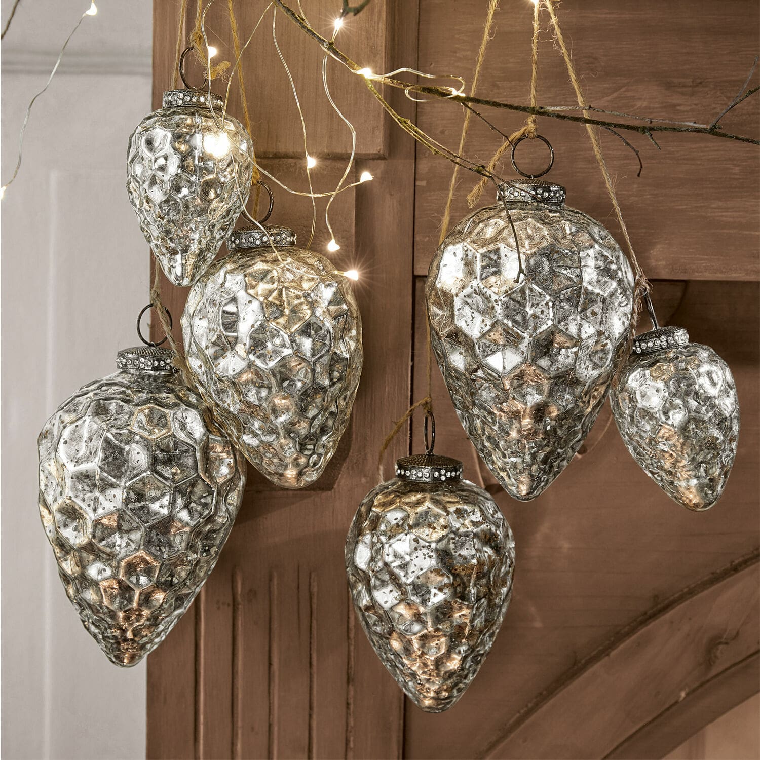 Lot de 6 décorations de Noël Colin Ensemble de six décorations de Noël en verre argenté avec texture alvéolée, décoration festive élégante