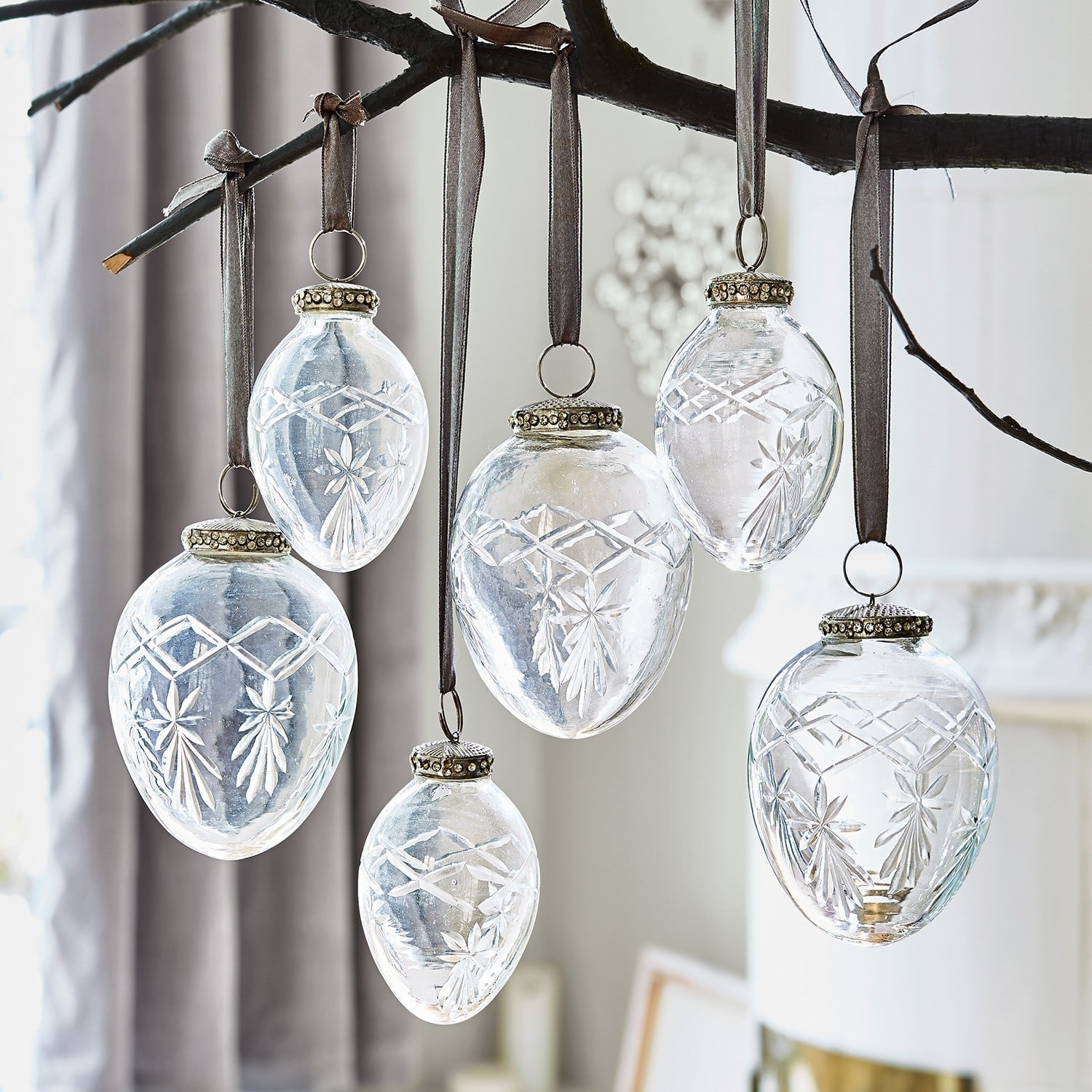 Kerstversiering set van 6 Roncey Transparante glazen hangers met gegraveerd patroon aan bruine linten voor kerstdecoratie