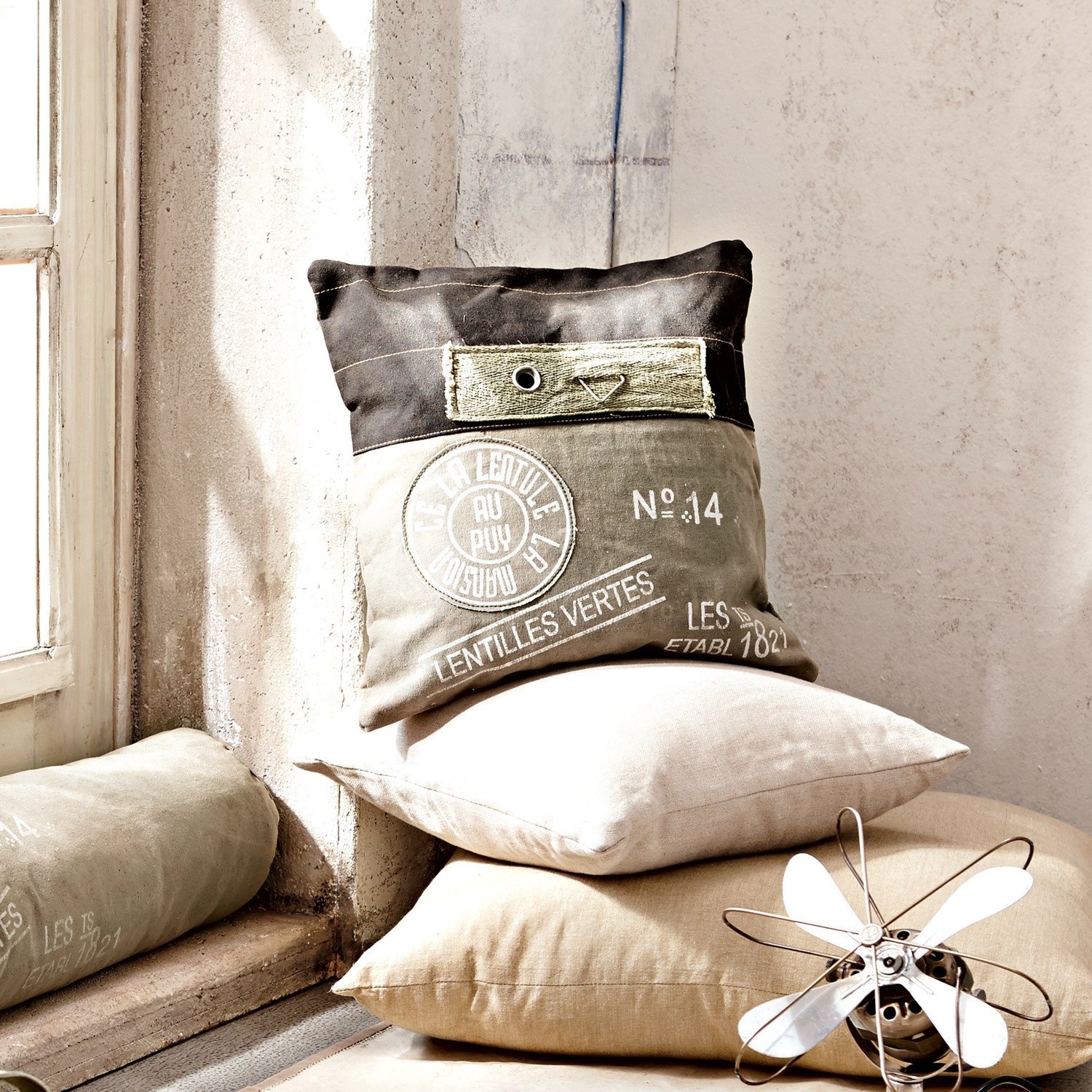 Decoratief katoenen kussen in beige en olijfgroen voor een vintage interieur