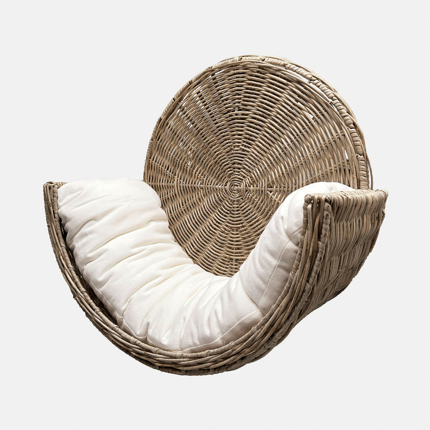 Kattenmand voor aan de muur Tapsino Ronde rotan stoel met crèmekussen, natuurlijk materiaal en comfortabele zitplaats voor woonkamer