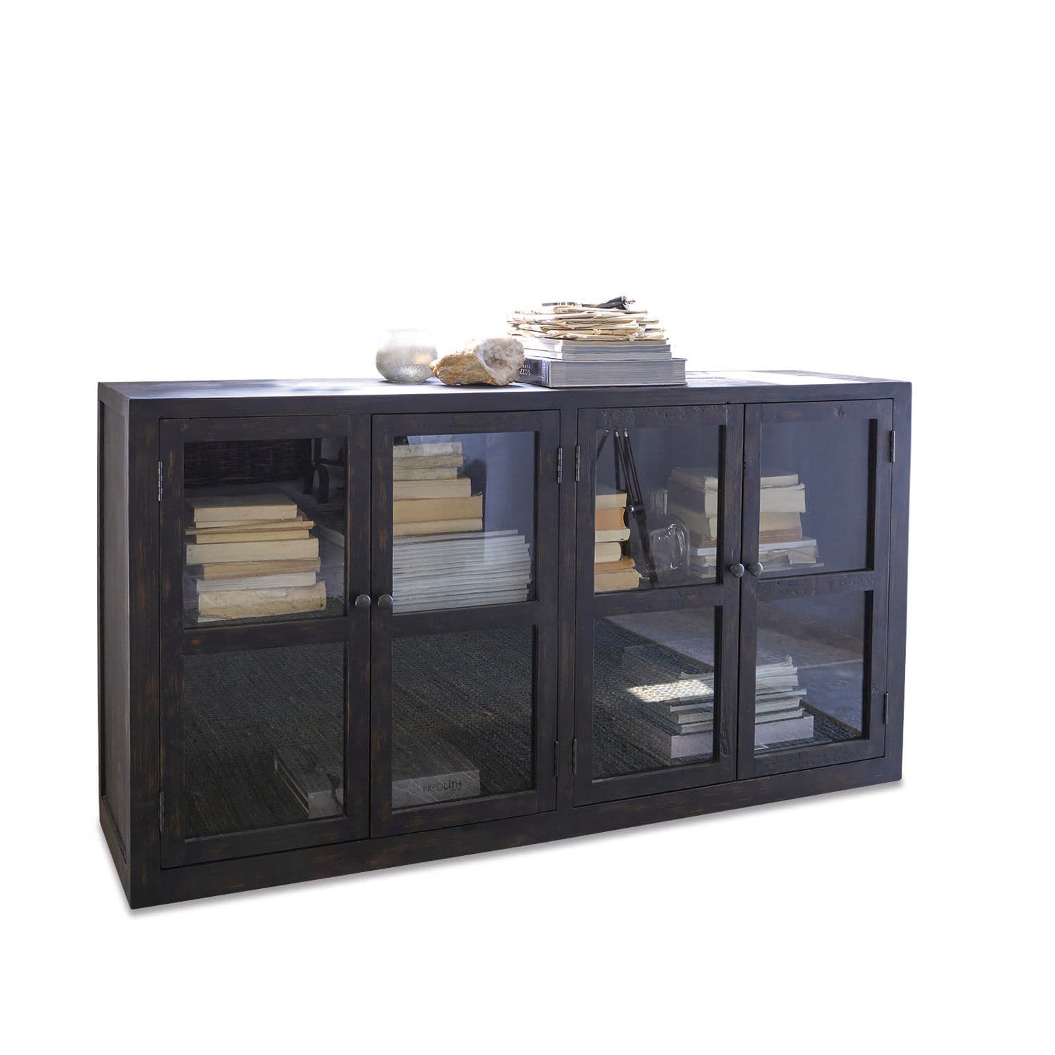 Buffet Lumberton noir en bois avec portes vitrées et livres décoratifs sur le dessus