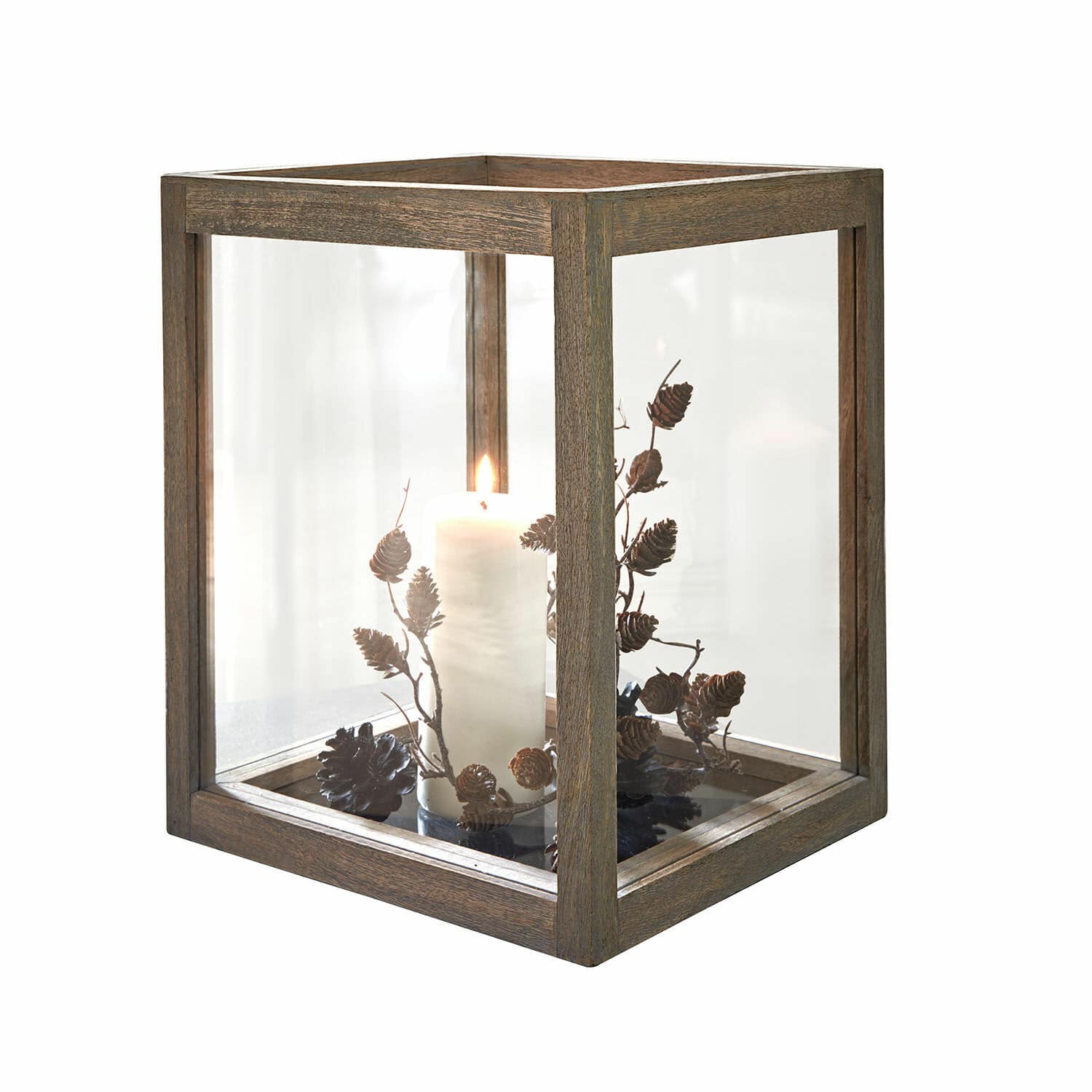 Windlicht Solvik Houten lantaarn met helder glas en witte kaars versierd met dennenappels, interieurdecoratie