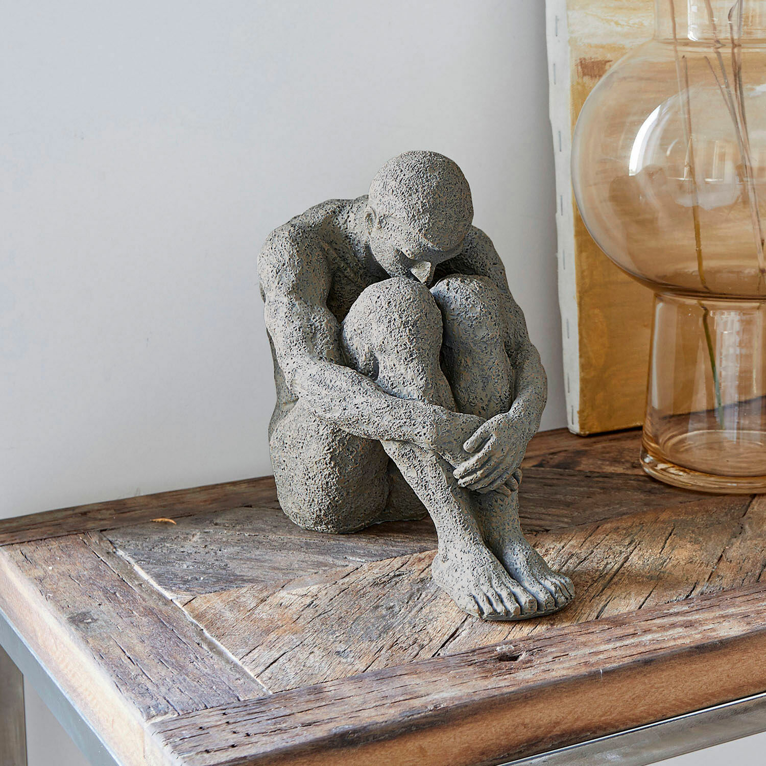 Beeld Antony Grijs stenen beeld van zittend figuur op houten tafel, moderne interieurdecoratie
