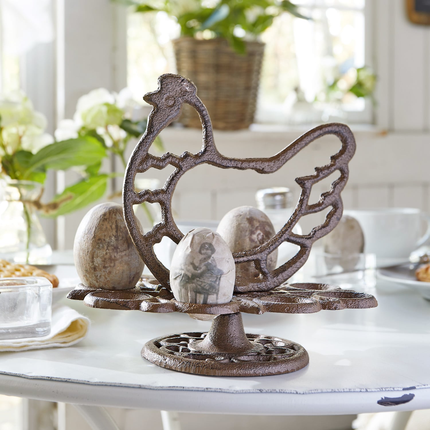 Bruine metalen eierhouder in kipvorm, rustieke paasdecoratie voor op tafel