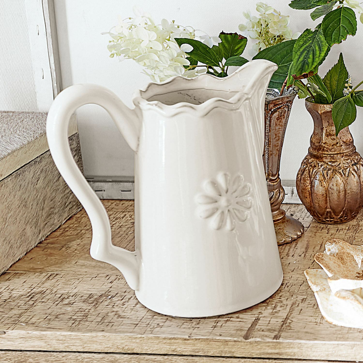 Pichet Mallevesse Pichet en céramique blanche avec motif floral en relief sur une table en bois, décoration intérieure