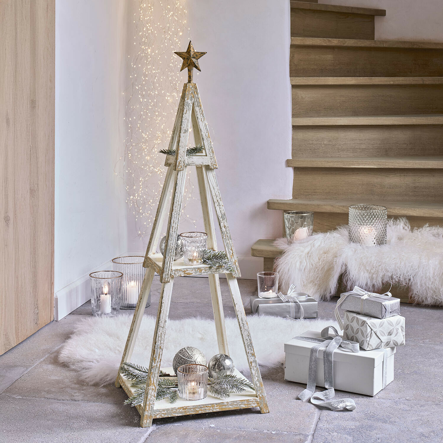 Decoratieve boom Myrnara Decoratieve houten kerstboom in vintage stijl met witte verweerde afwerking en feestelijke ornamenten