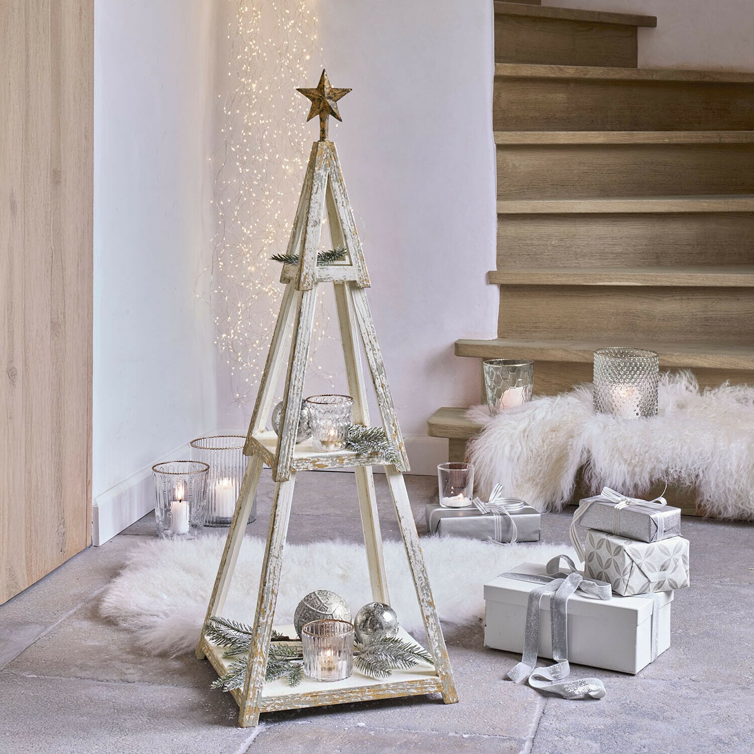Decoratieve boom Myrnara Decoratieve houten kerstboom in vintage stijl met witte verweerde afwerking en feestelijke ornamenten