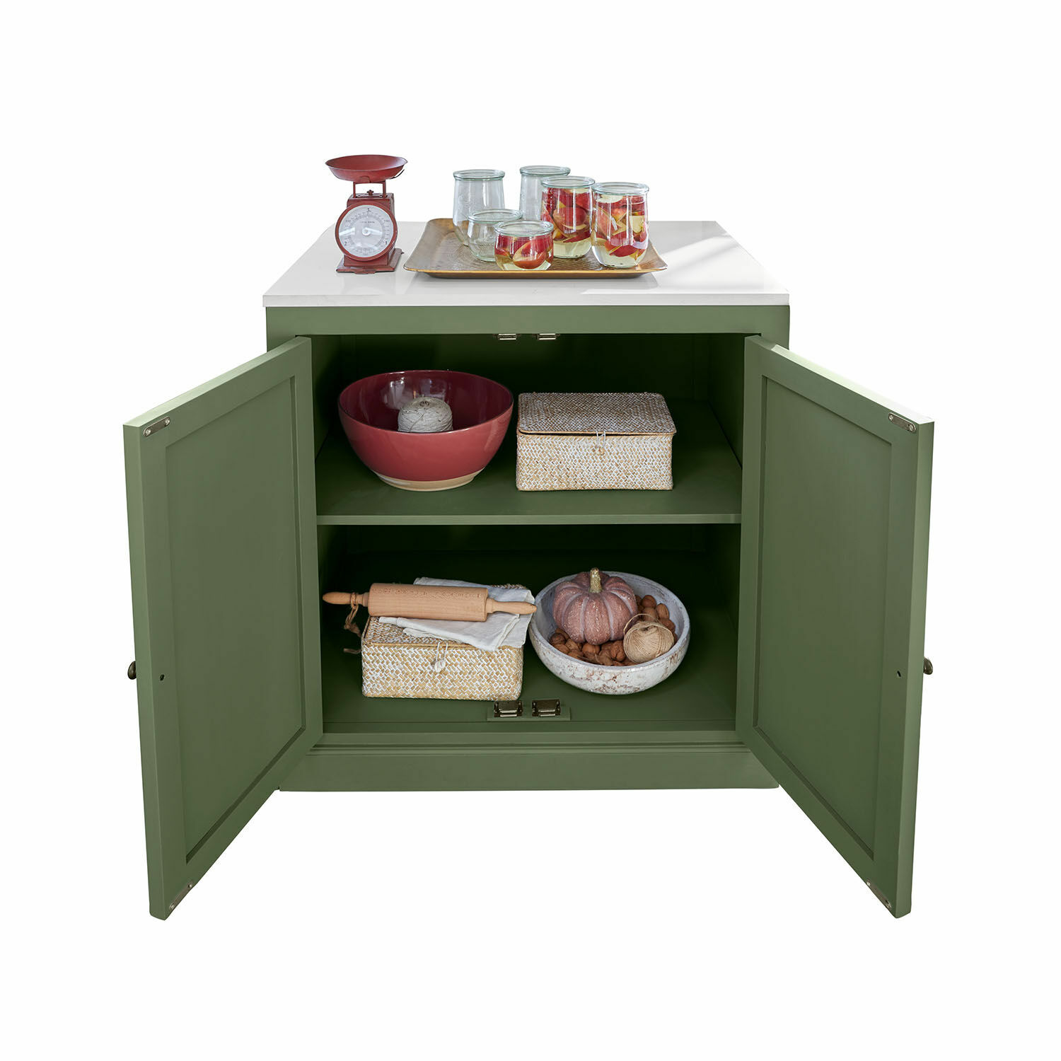 Buffet Lansbury Buffet vert avec plateau blanc, portes ouvertes, bol, boîtes et décorations de cuisine