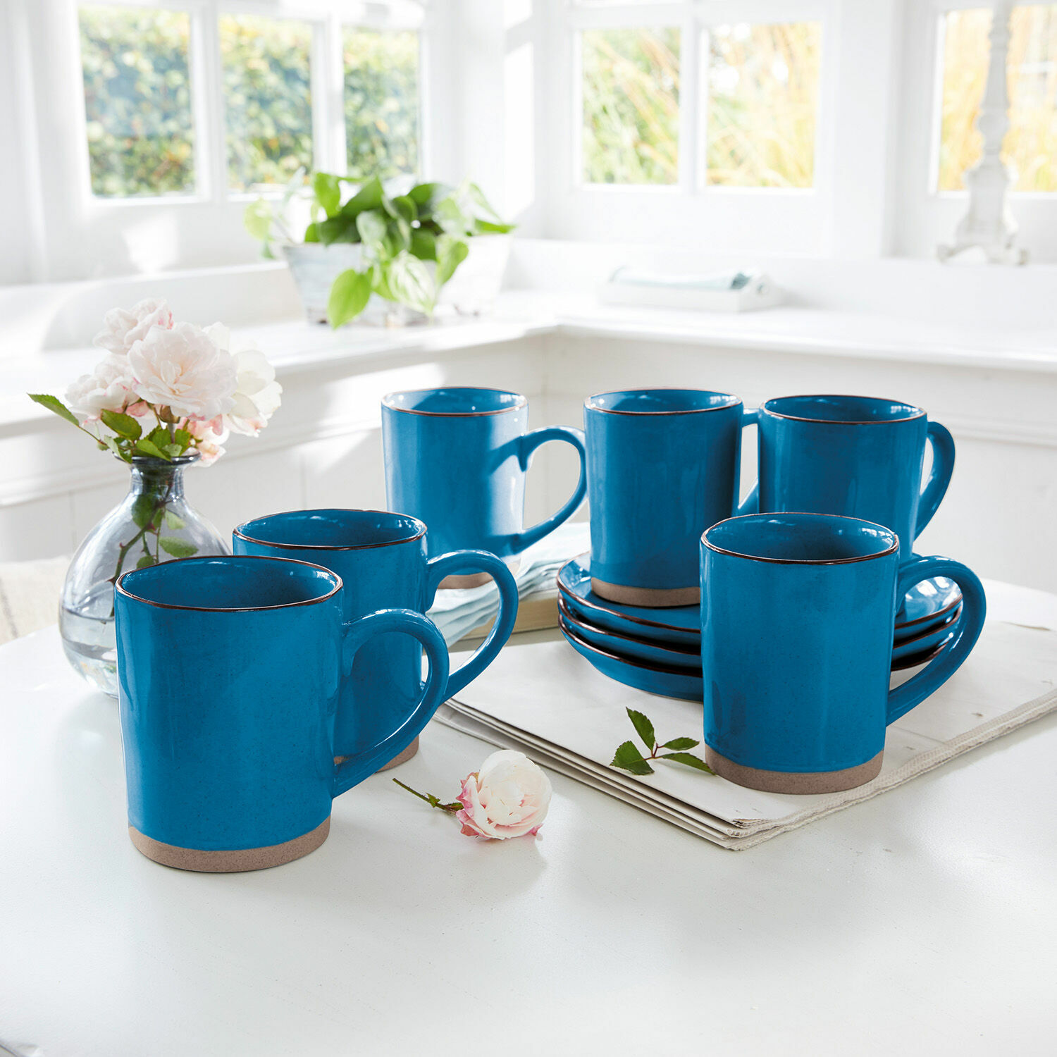 Mok set van 6 Biarré Set van zes blauwe keramische mokken met bruine bodem op witte tafel in lichte keuken