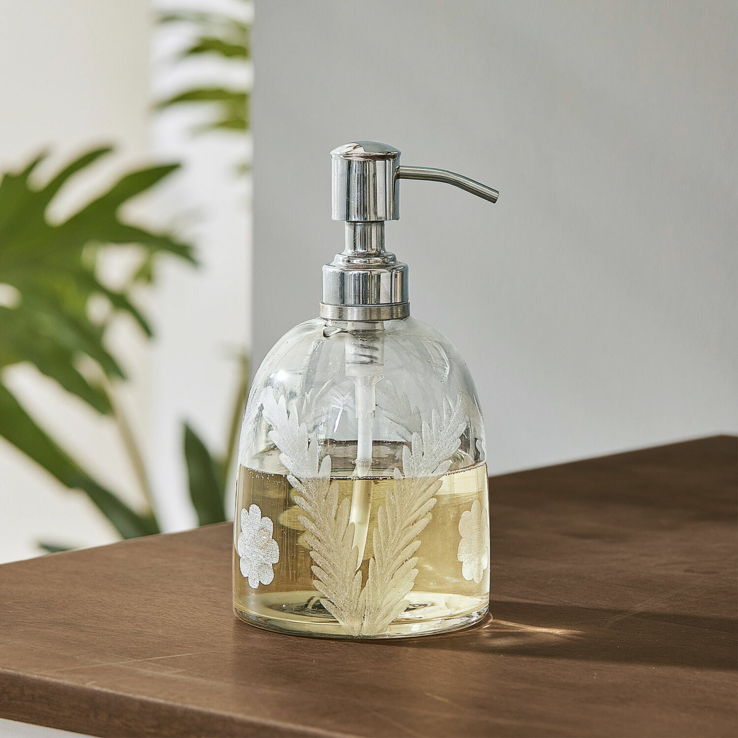 Distributeur de savon Crystal Distributeur de savon en verre avec pompe métallique et motif de feuilles blanches sur table en bois
