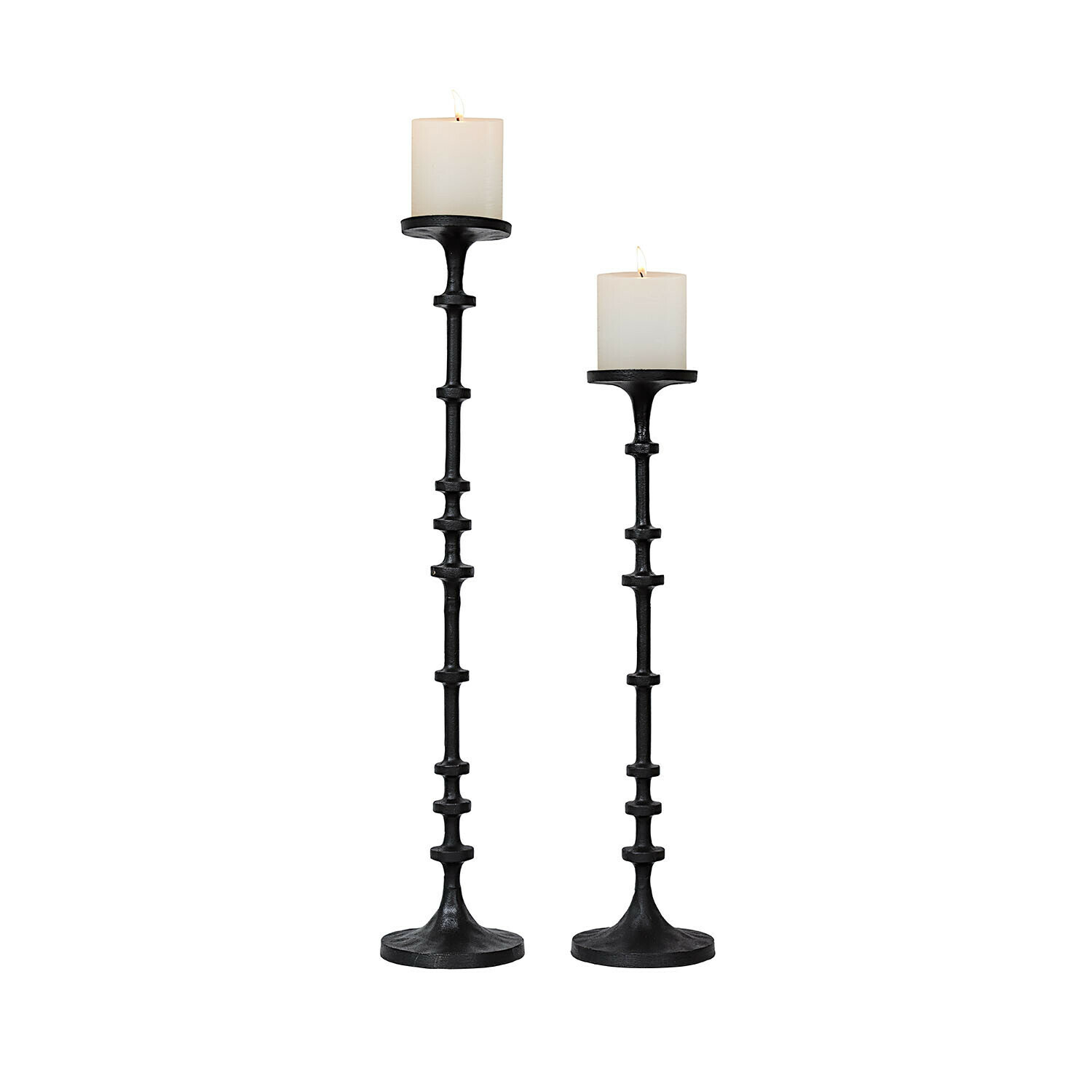 Kaarsenhouder set van 2 Reville Set van twee zwarte metalen kandelaars met witte kaarsen, interieurdecoratie, verlichting
