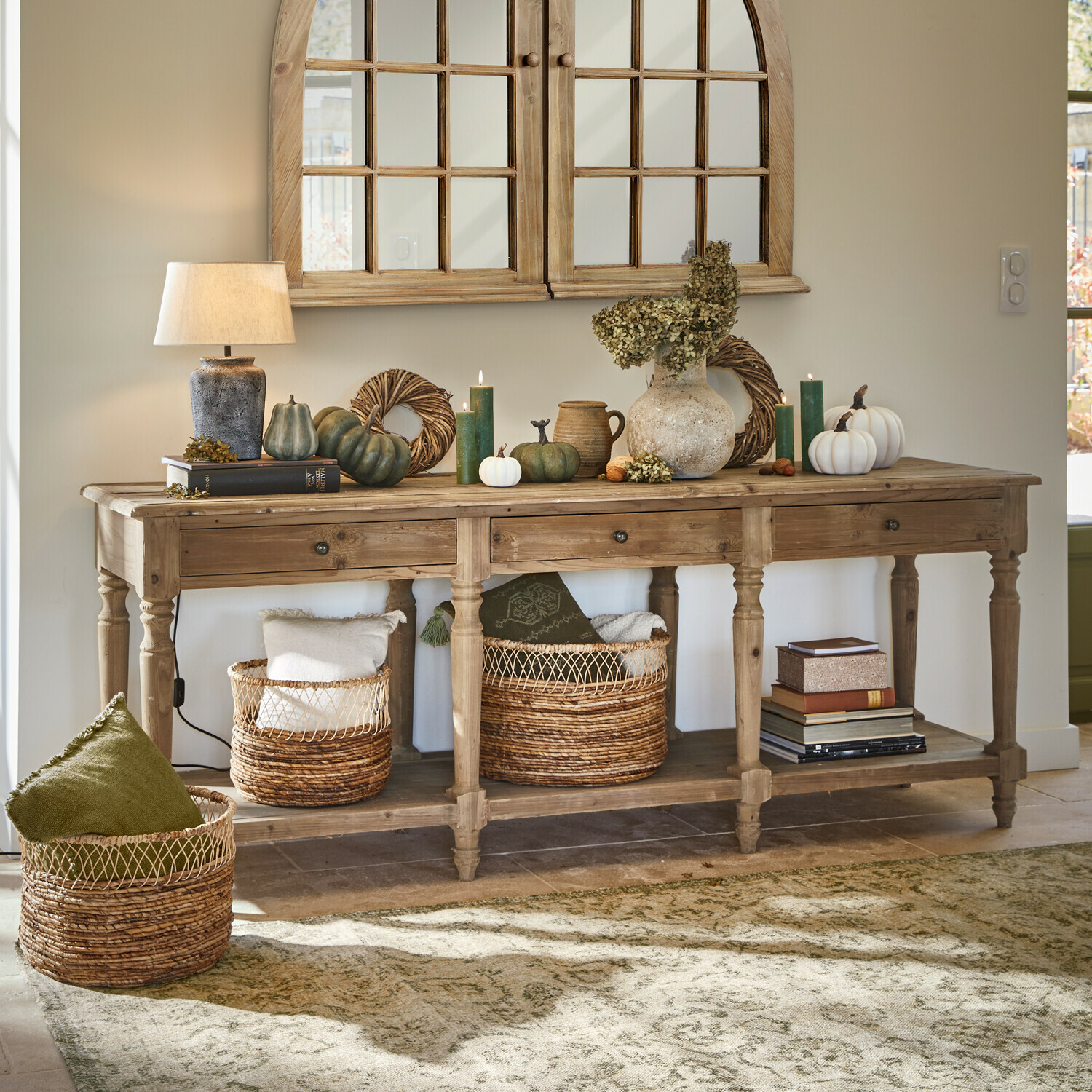 Sidetable Misérieux Houten sidetable met herfstdecoratie, lamp en rieten manden in een gezellige kamer