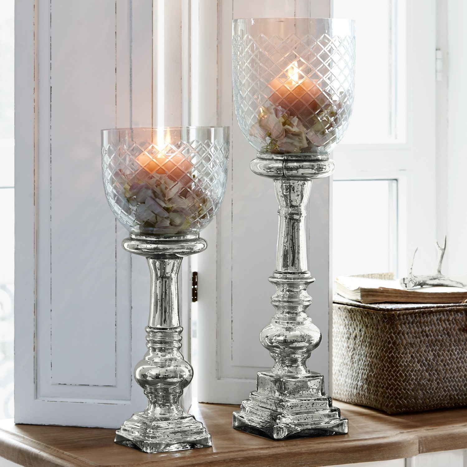 Kaarsenstandaard set van 2 Layci Twee zilveren kandelaars met glazen kap en bloemen, interieurdecoratie op houten tafel
