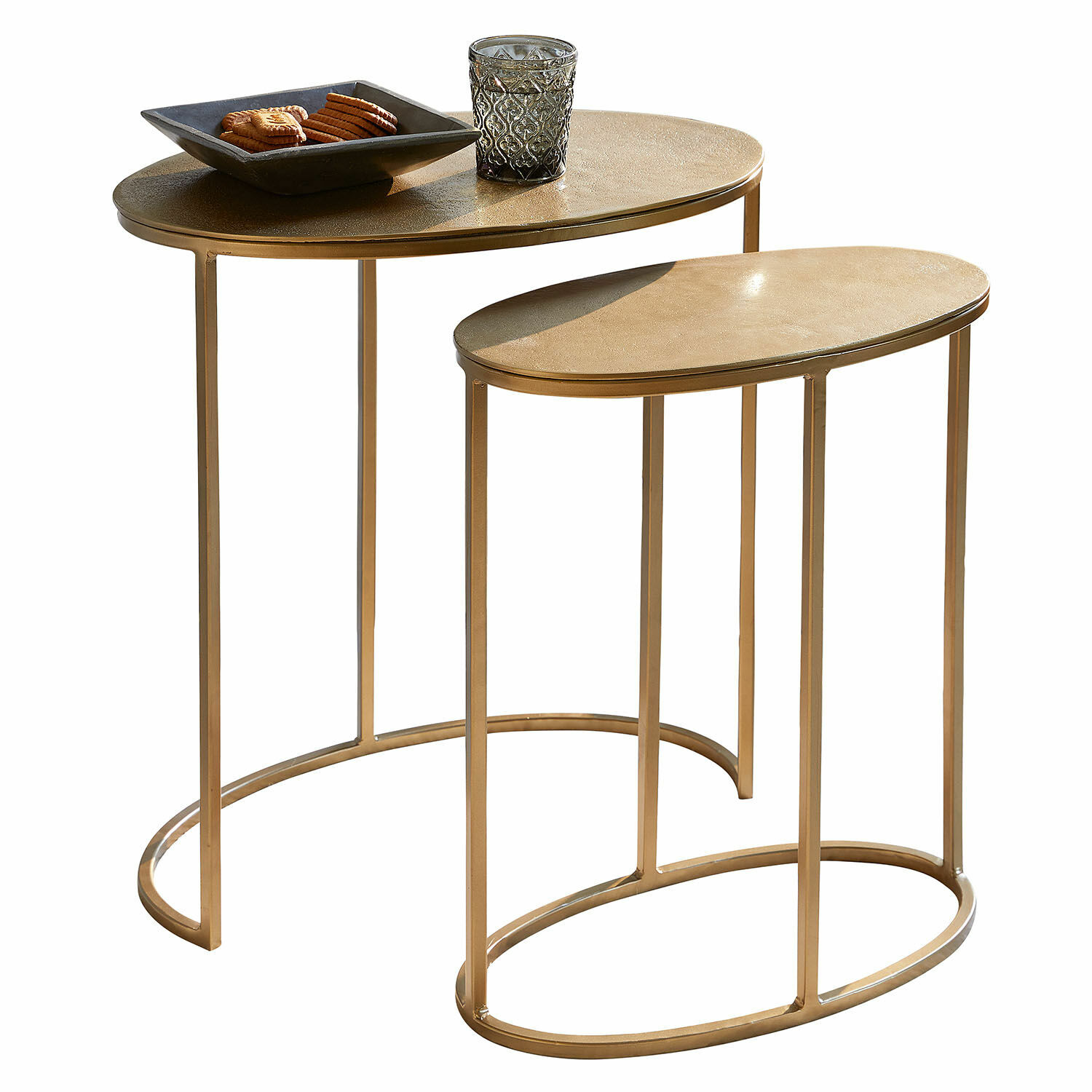 Lot de 2 tables d’appoint Leron Ensemble de deux tables d'appoint ovales en métal doré, design moderne pour salon élégant