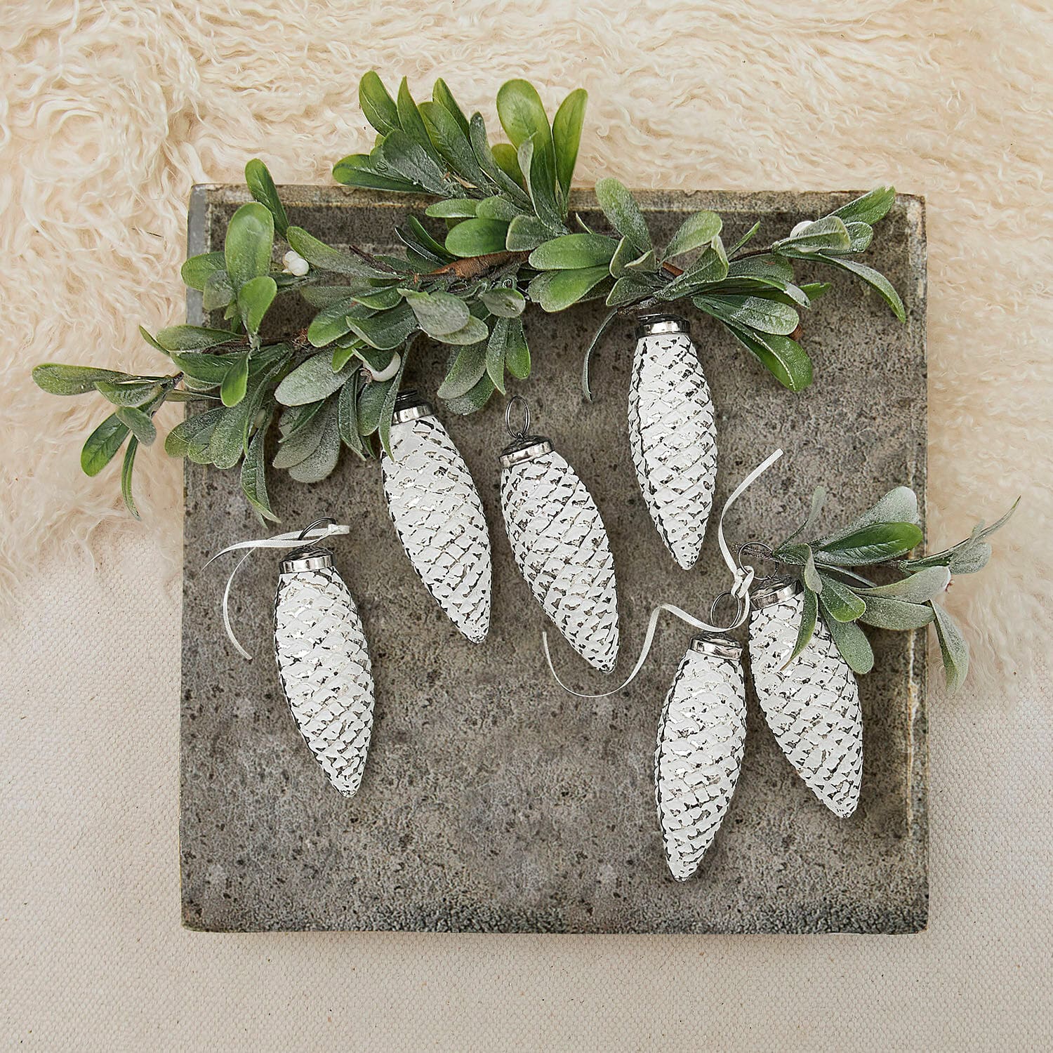 Lot de 6 décorations à suspendre Fréderise Décorations de pommes de pin blanches en métal avec feuilles vertes sur fond gris, décoration de Noël