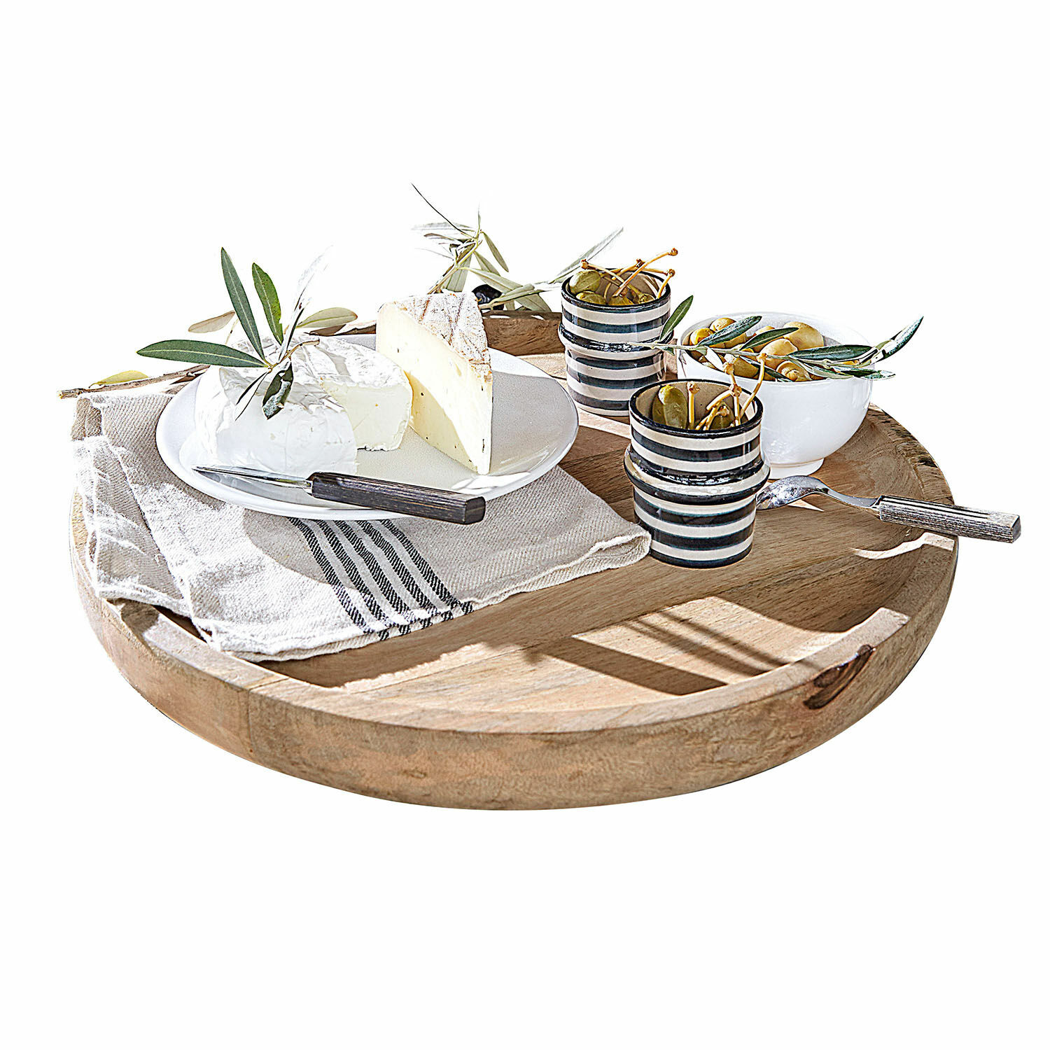 Plateau Helier Plateau rond en bois de manguier avec fromage et olives sur assiette blanche, décor de branches d'olivier