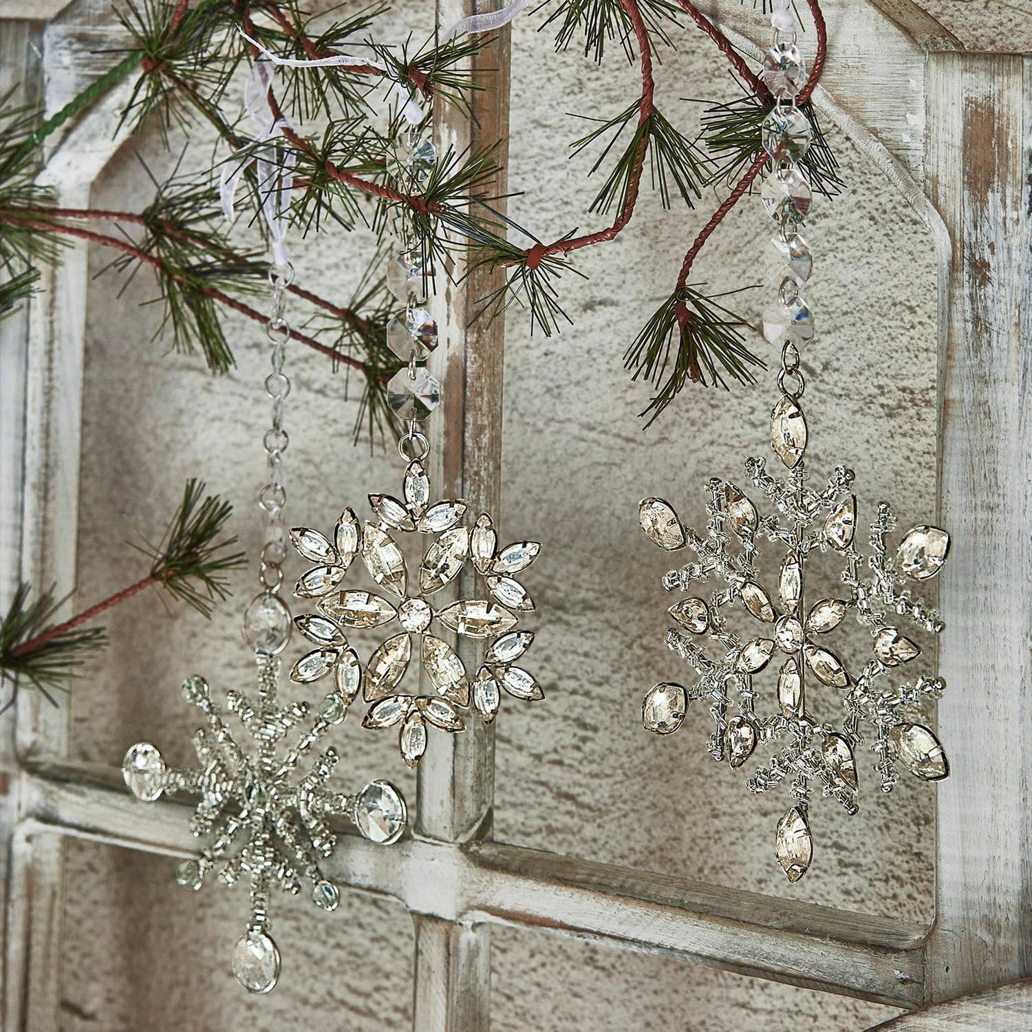 Lot de 3 décorations à suspendre Aleyna Décorations de Noël en forme de flocons de neige en cristaux transparents suspendus à des branches de pin