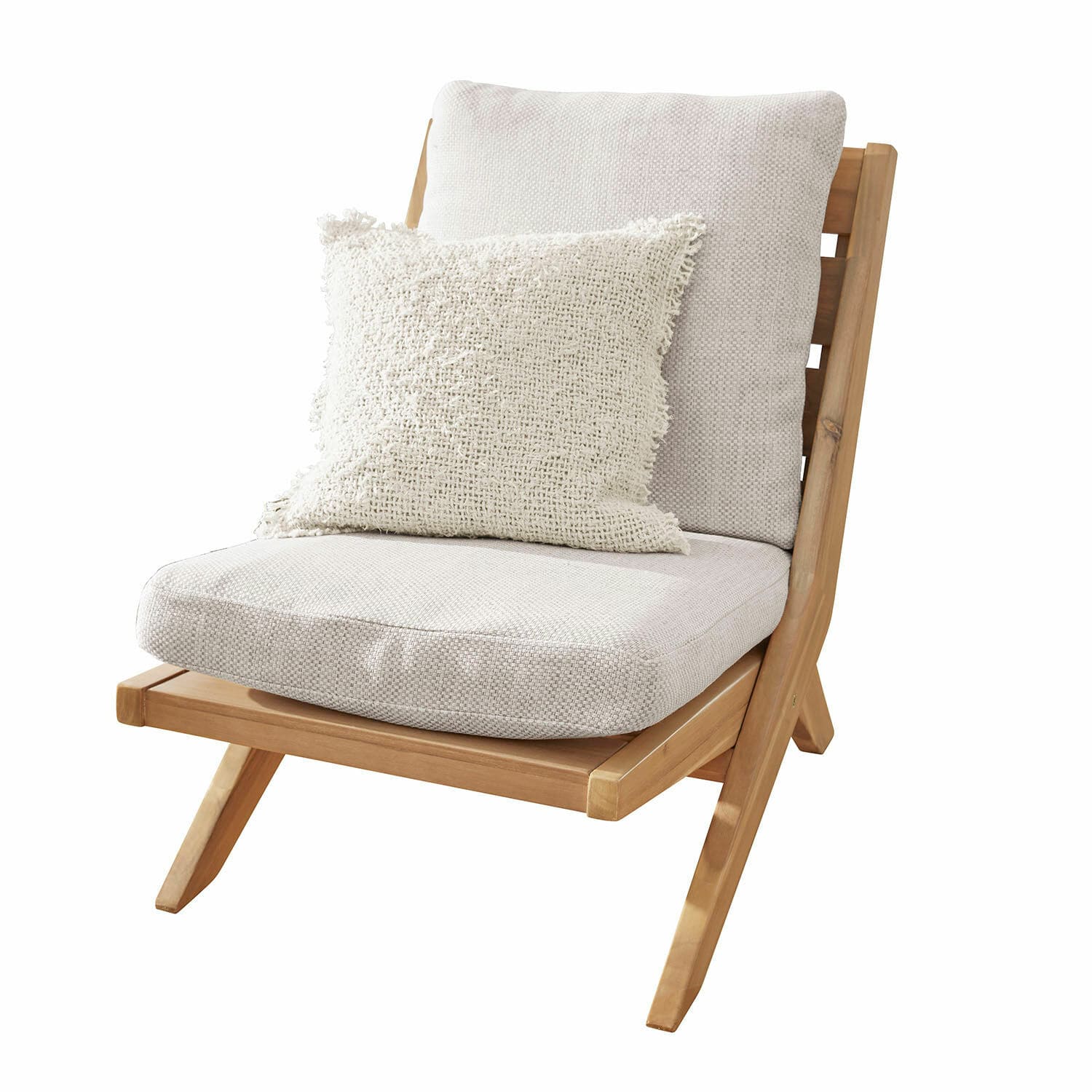 Chaise en bois clair avec coussin crème et coussin décoratif en tissu, meuble d'intérieur élégant