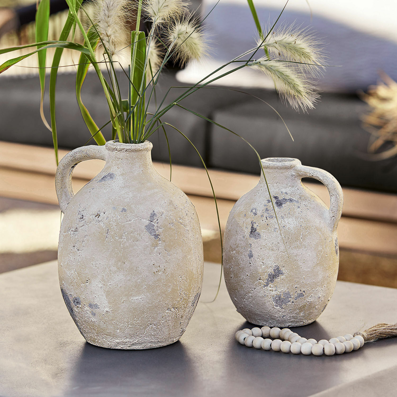Vaas set van 2 Yvorne Twee rustieke keramische vazen in beige op tafel, decoratie voor binnen en buiten
