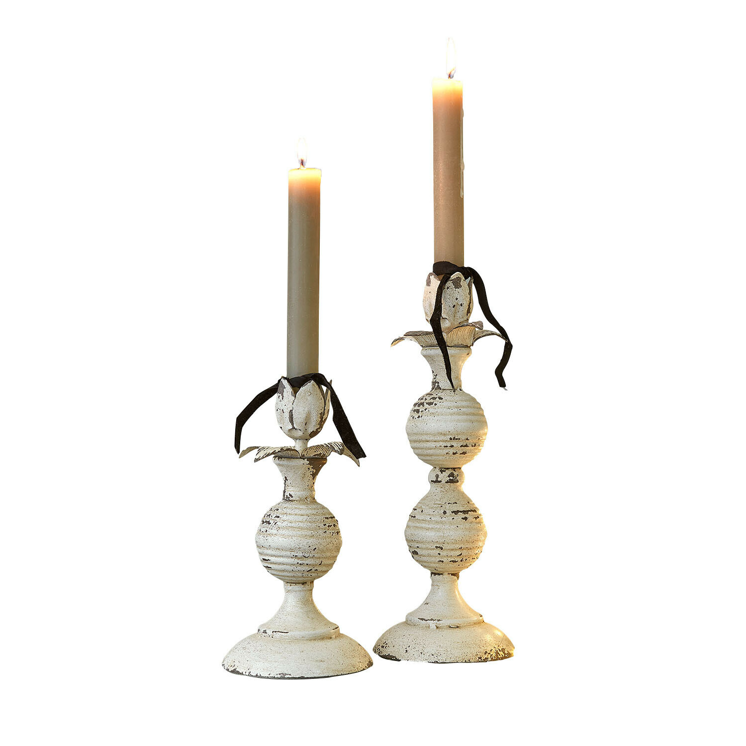 Kaarsenhouder set van 2 Soliras Set van twee witte metalen kandelaars met beige kaarsen en zwarte linten, stijlvolle tafeldecoratie