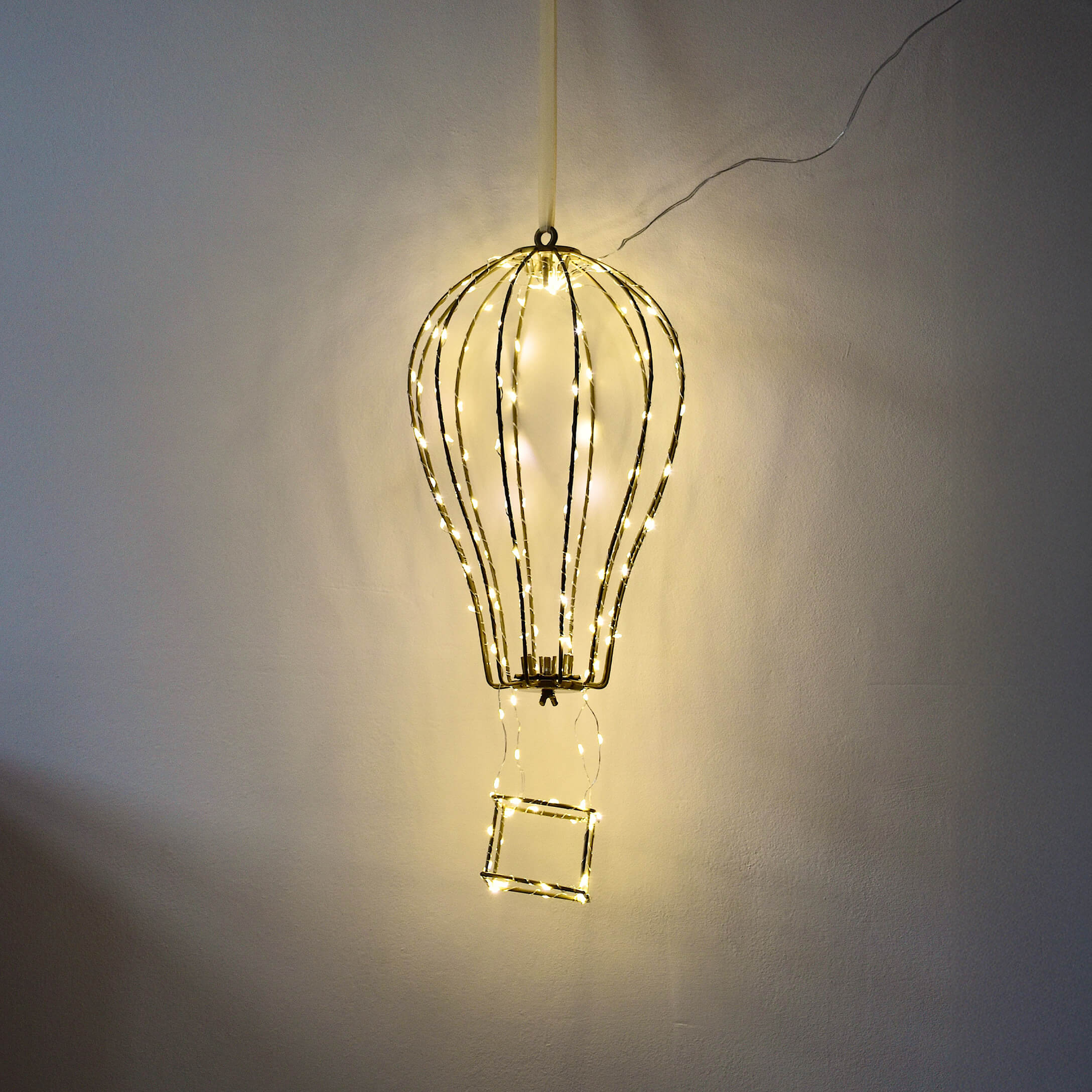 Lampe décorative en forme de montgolfière en métal avec guirlande lumineuse LED chaude sur mur