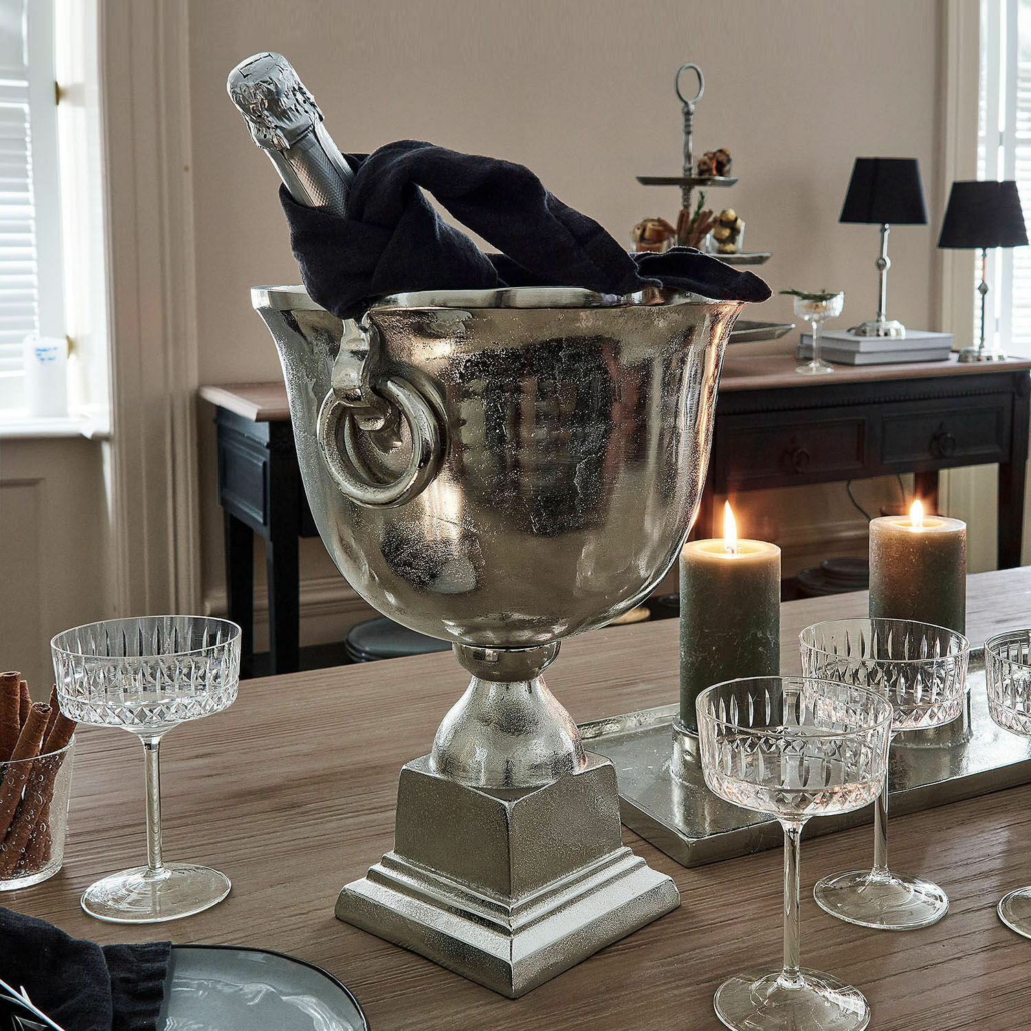 Seau à champagne Pewsey Seau à glace en métal argenté avec bouteille de champagne et verres en cristal sur table en bois