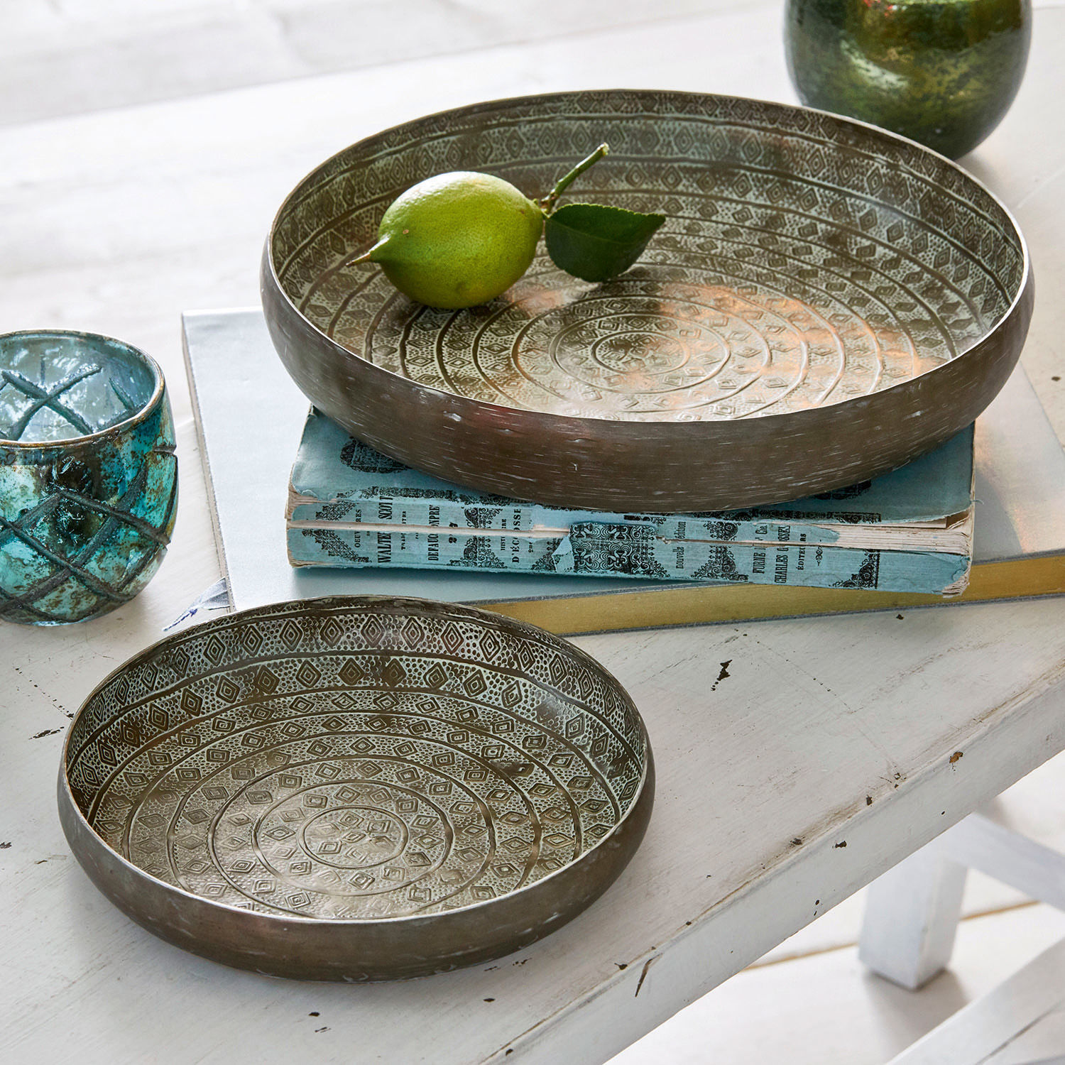 Schaal set van 2 Birse Set van twee metalen kommen met decoratief patroon in antiek zilver op een witte tafel