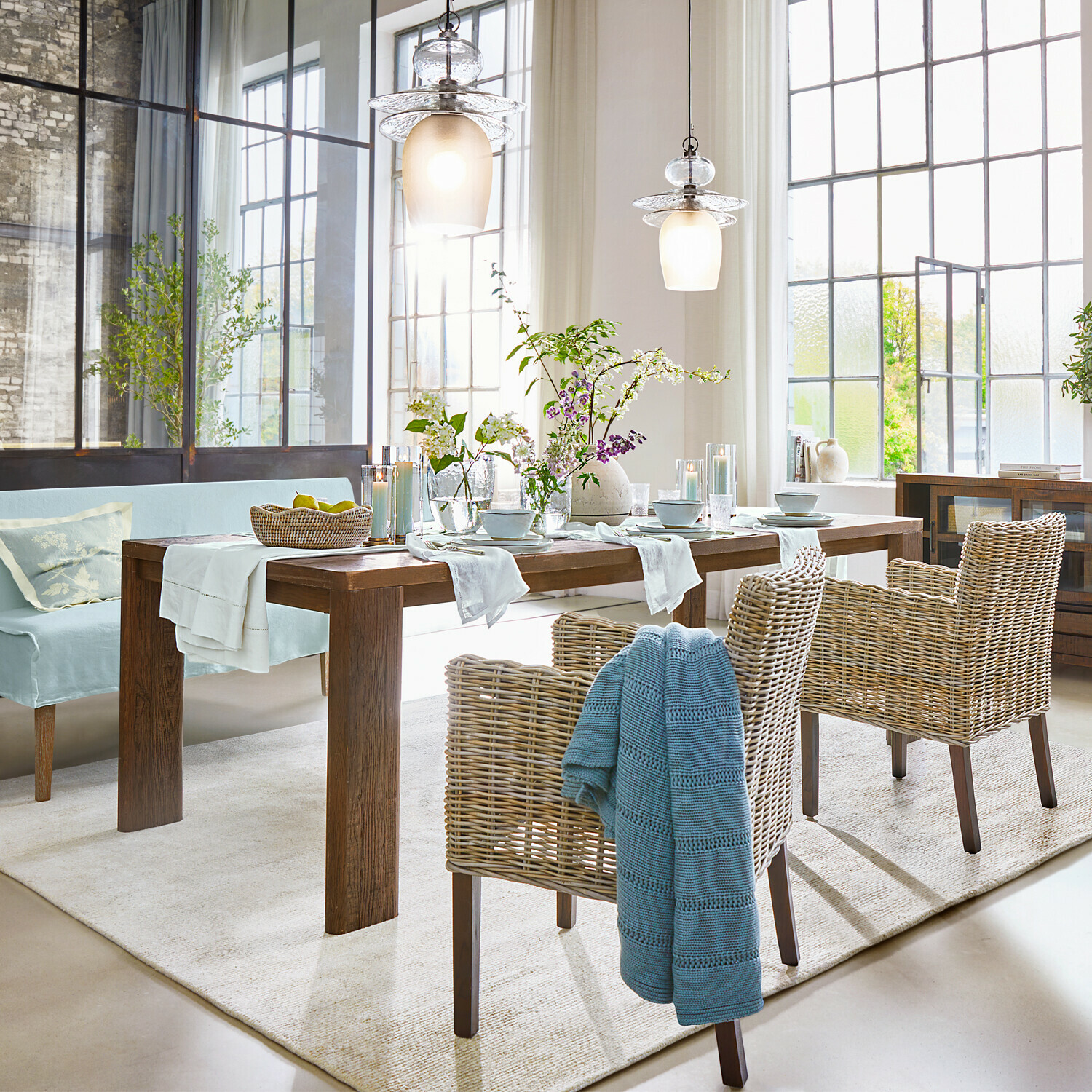 Table Gianoro Salle à manger avec table en bois, chaises en osier et luminaires décoratifs dans un style rustique