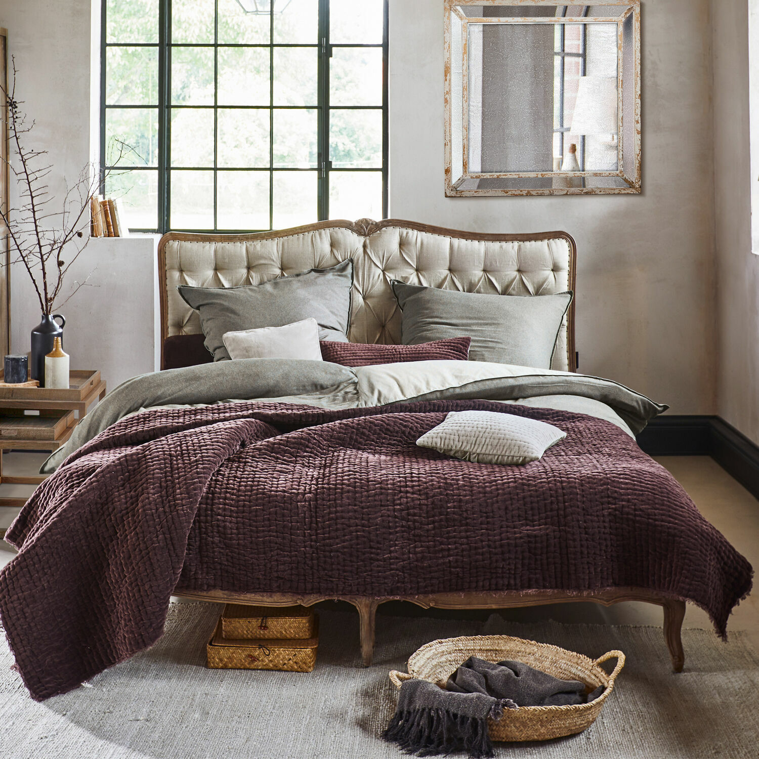 Lit Declaire Lit avec tête de lit capitonnée beige et couverture violette en tissu style vintage