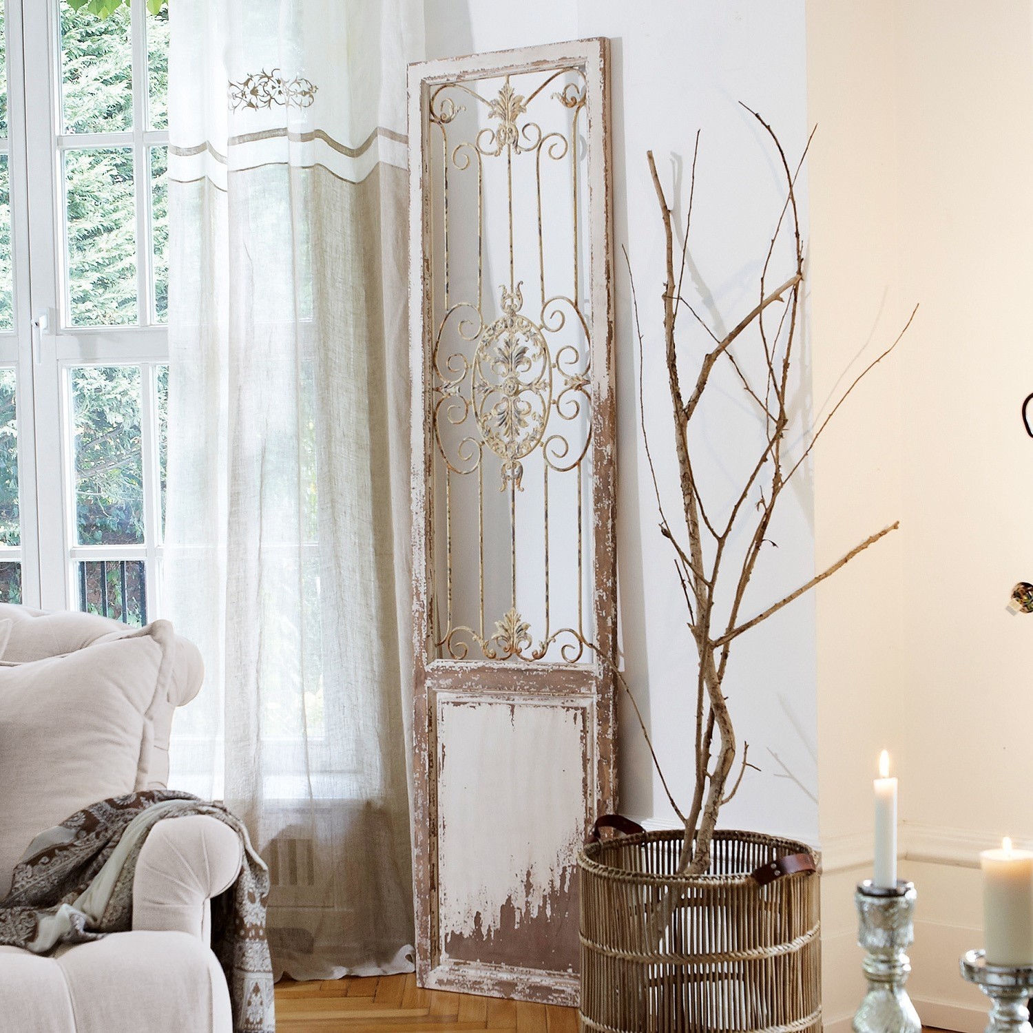 Panneau décoratif Versailles Décoration murale rustique en métal et bois blanc vieilli dans un salon lumineux