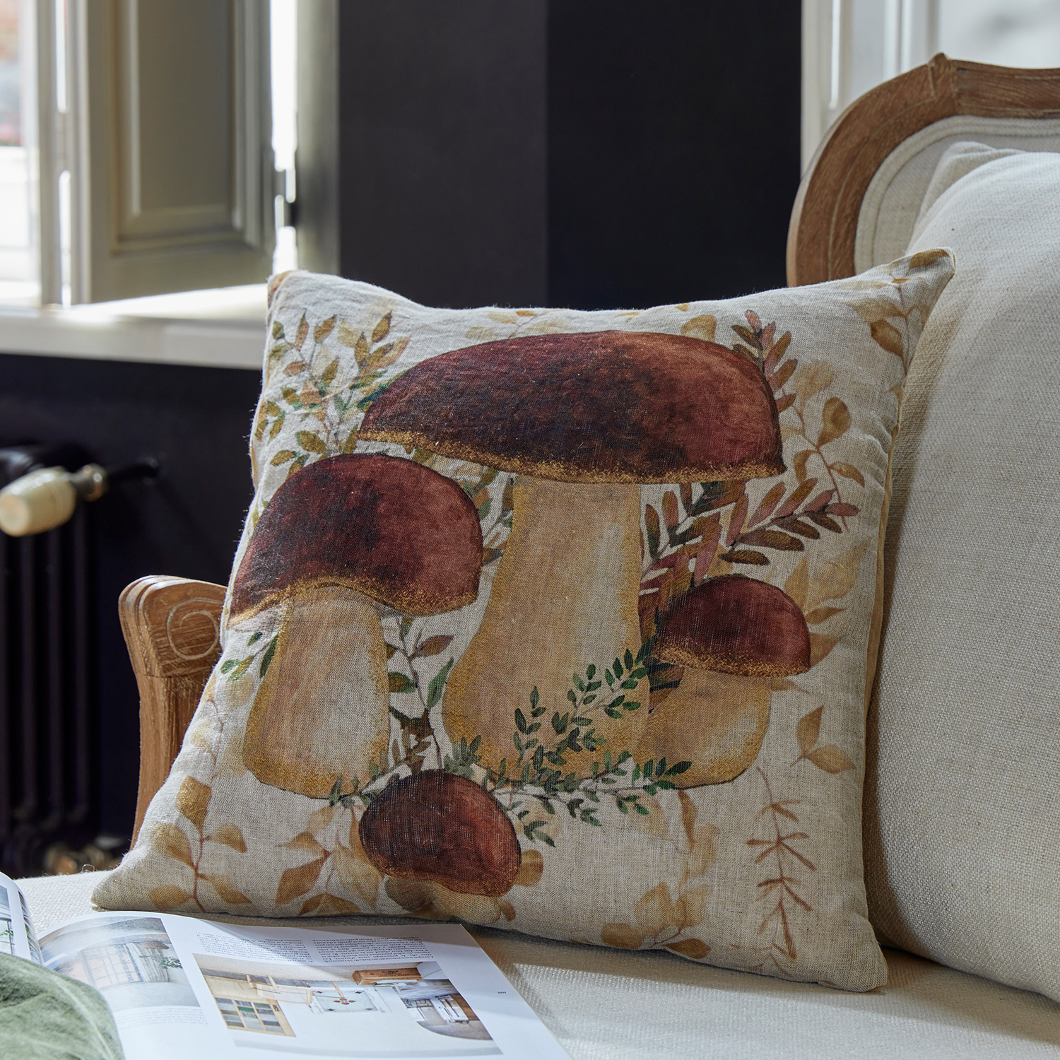 Decoratief linnen kussen met paddenstoelenprint in bruin- en beigetinten voor woonkamer
