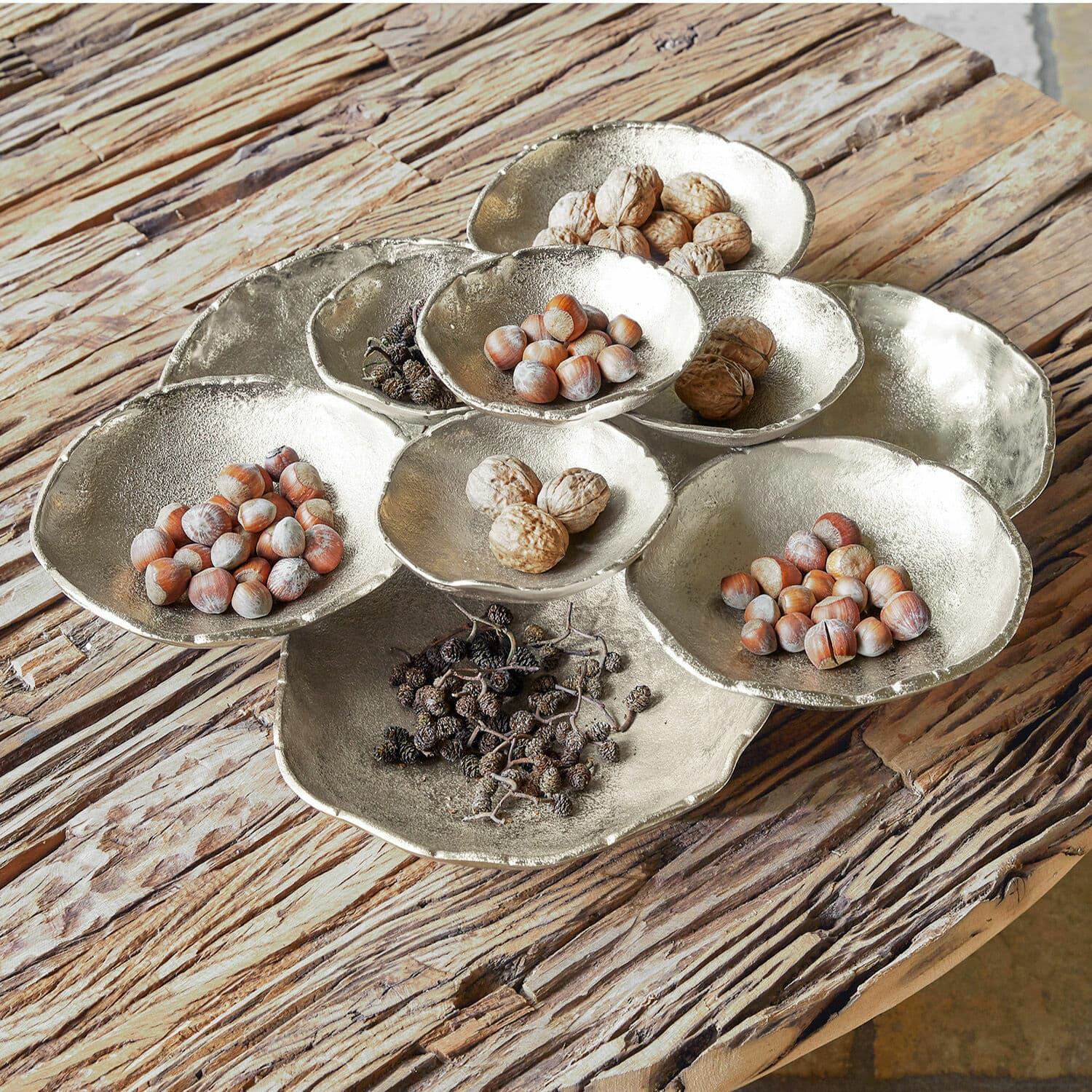 Schaal Gibril Decoratieve zilverkleurige metalen schaal met noten en gedroogd fruit op rustieke houten tafel