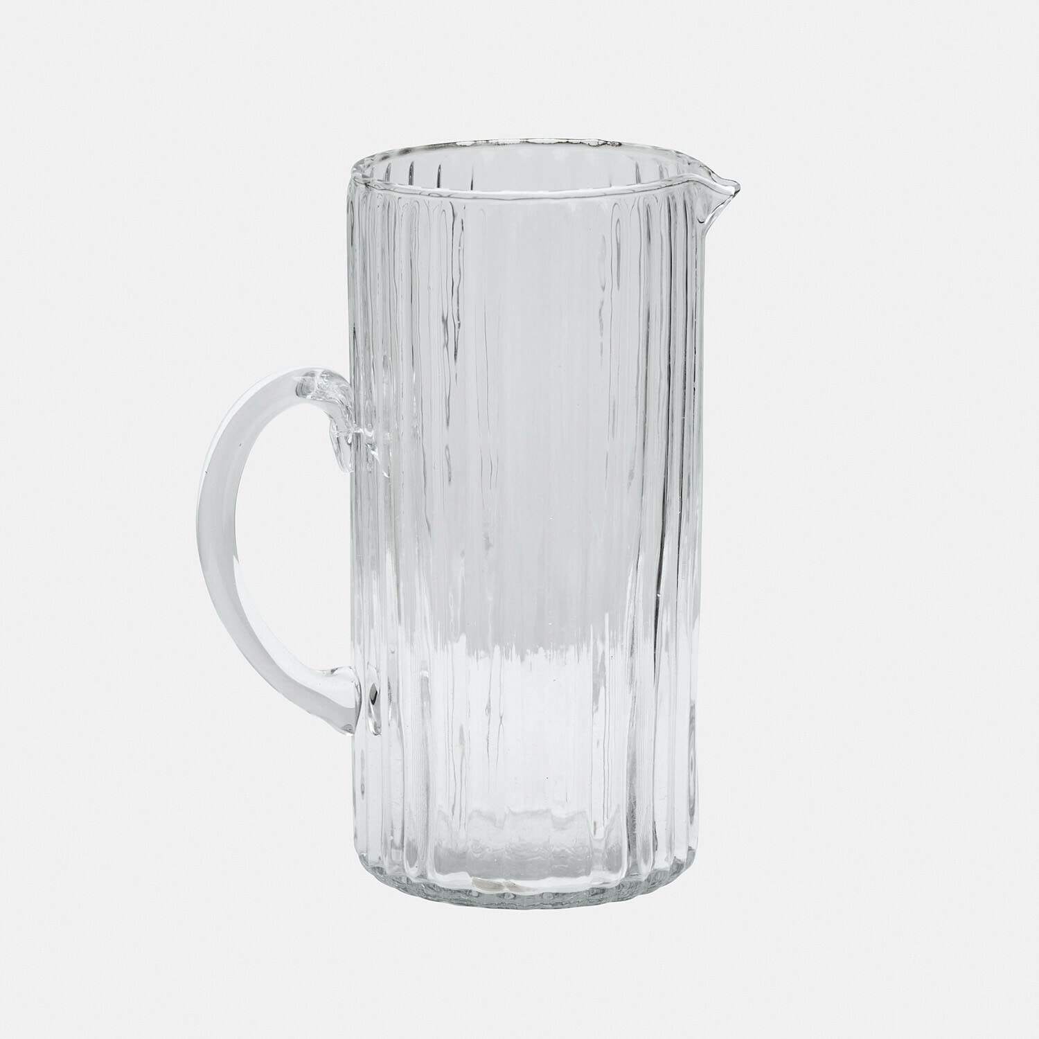 Transparante glazen kan met handvat en geribbelde structuur voor het serveren van dranken