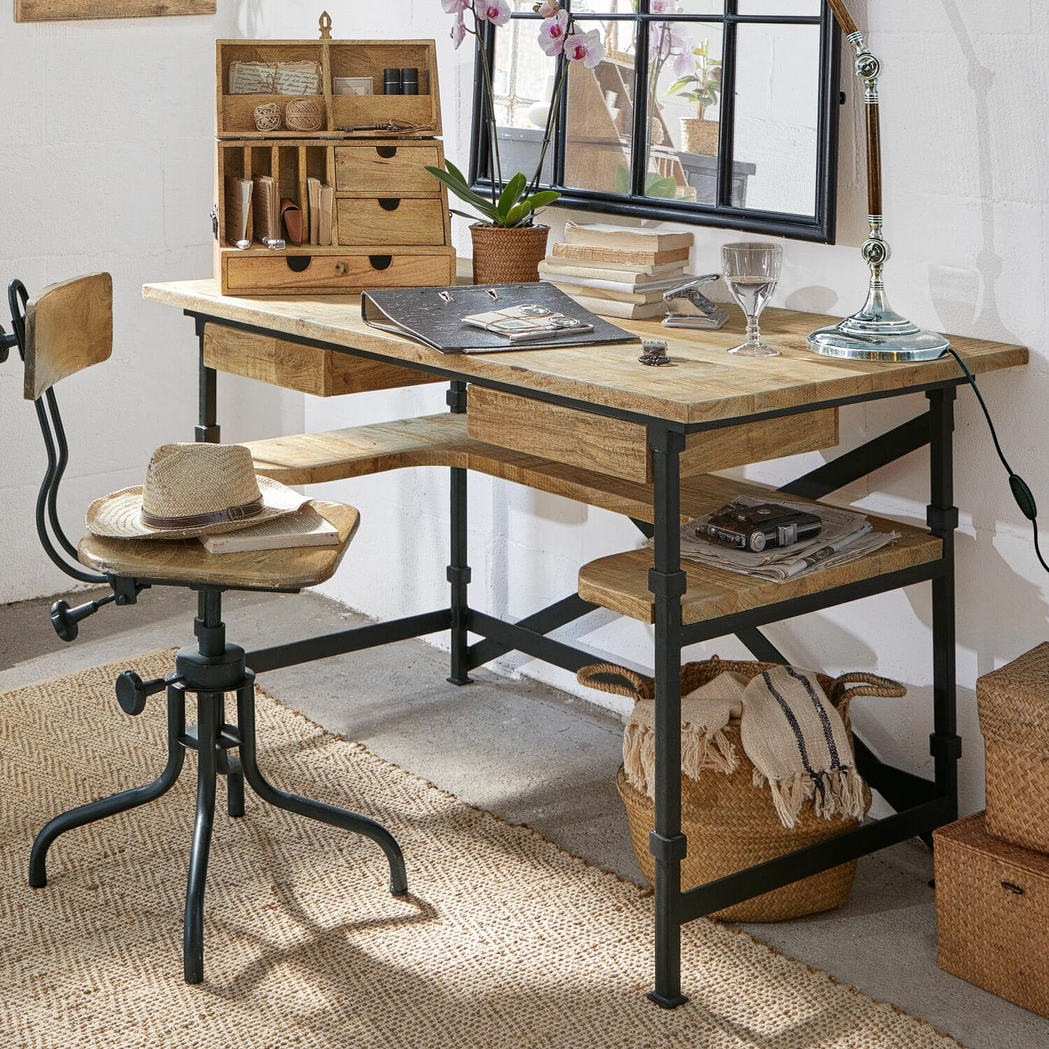 Bureau Glenwood Industrieel bureau en stoel van hout en metaal met accessoires en bureaulamp