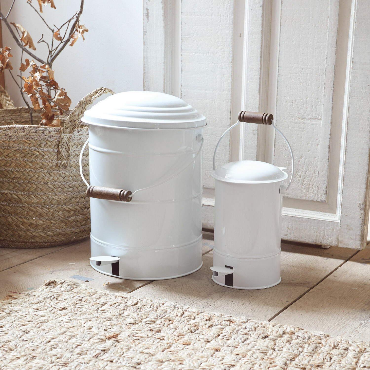 Lot de 2 poubelles Pernell Poubelles blanches en métal avec pédale et poignée en bois posées sur un sol en bois clair