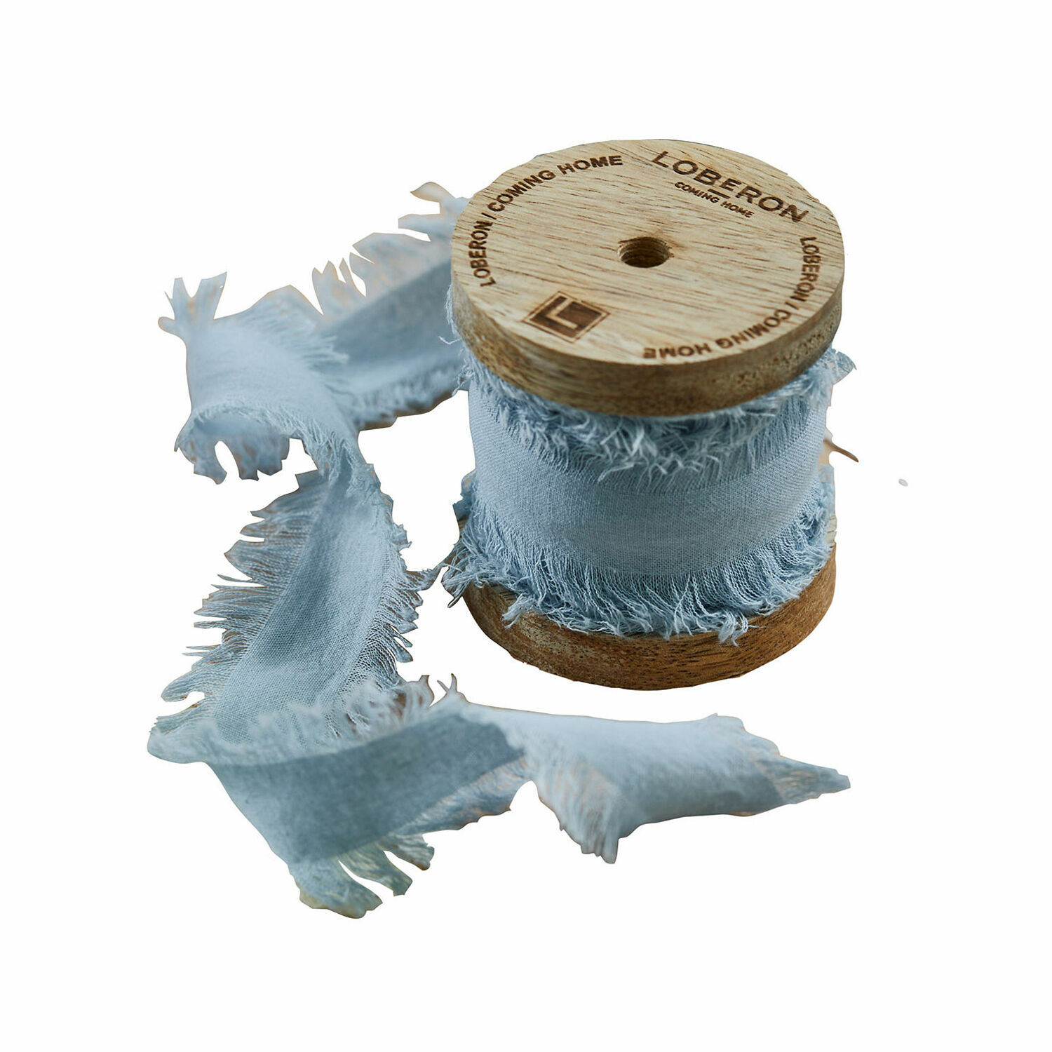 Ruban décoratif en coton bleu clair enroulé sur une bobine en bois pour loisirs créatifs