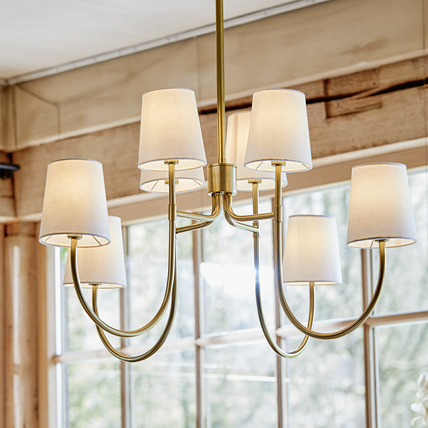 Hanglamp Plainfield Gouden hanglamp met acht witte stoffen lampenkappen, elegante verlichting voor woonkamer