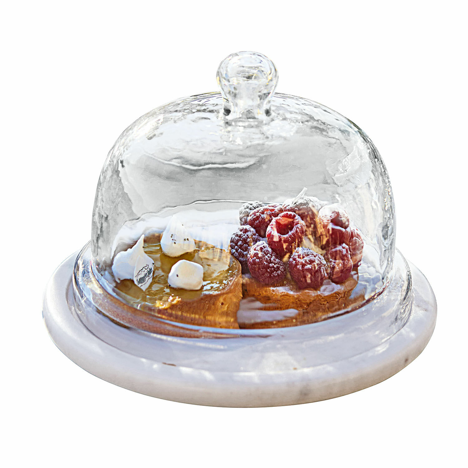 Cloche en verre avec plateau Barnsdale Cloche en verre sur base en marbre avec pâtisseries et framboises sous le dôme
