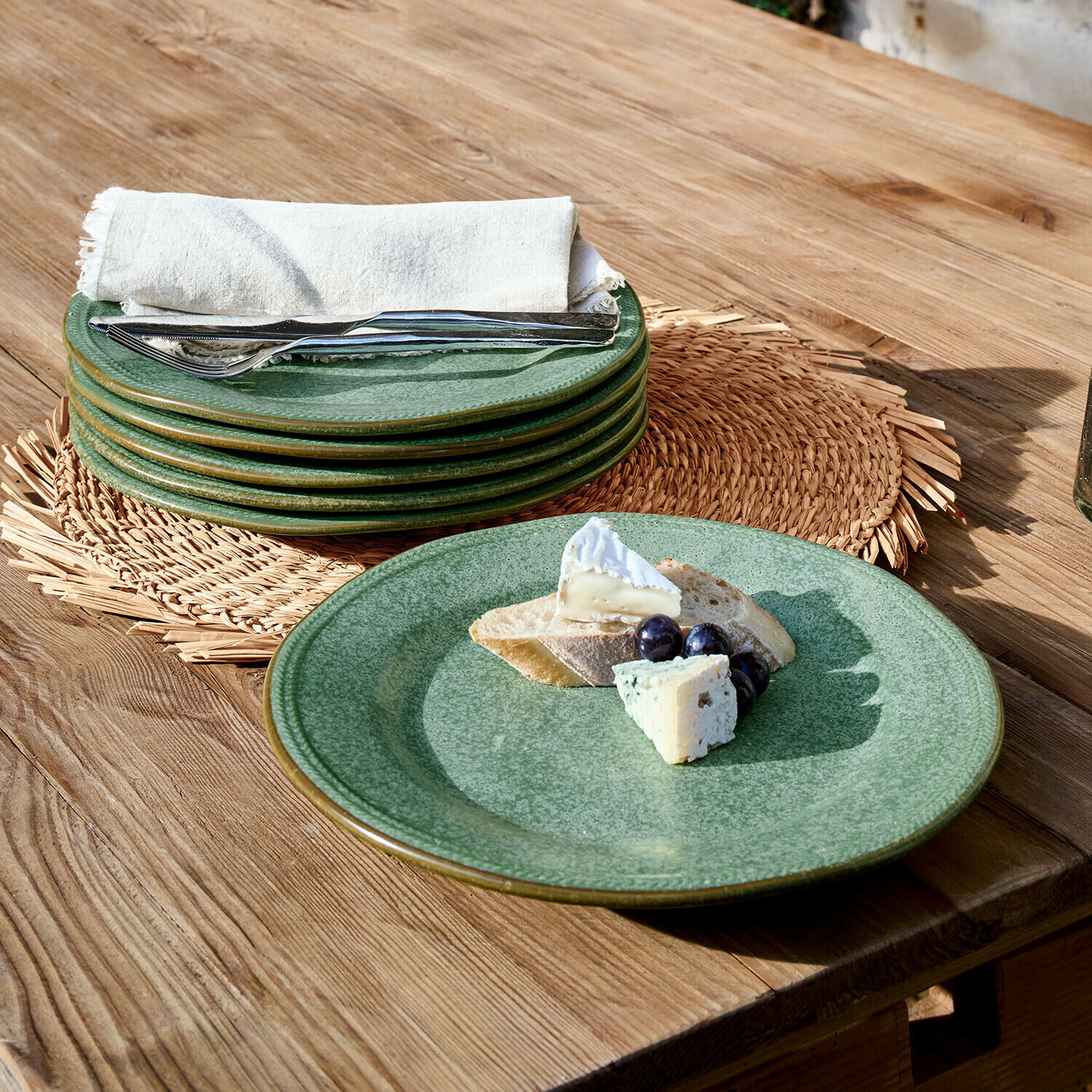 Bord set van 6 Norrvik Set groene keramische borden op houten tafel met kaas, druiven en brood